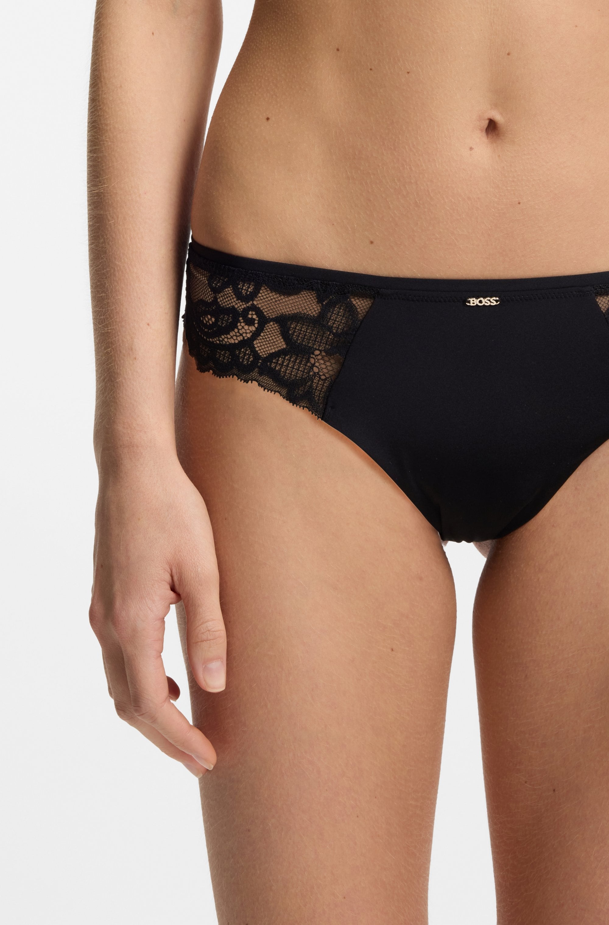 BOSS Tanga »BLOSSOM« aus Spitze mit plissiertem Mesh und goldenem Anhänger