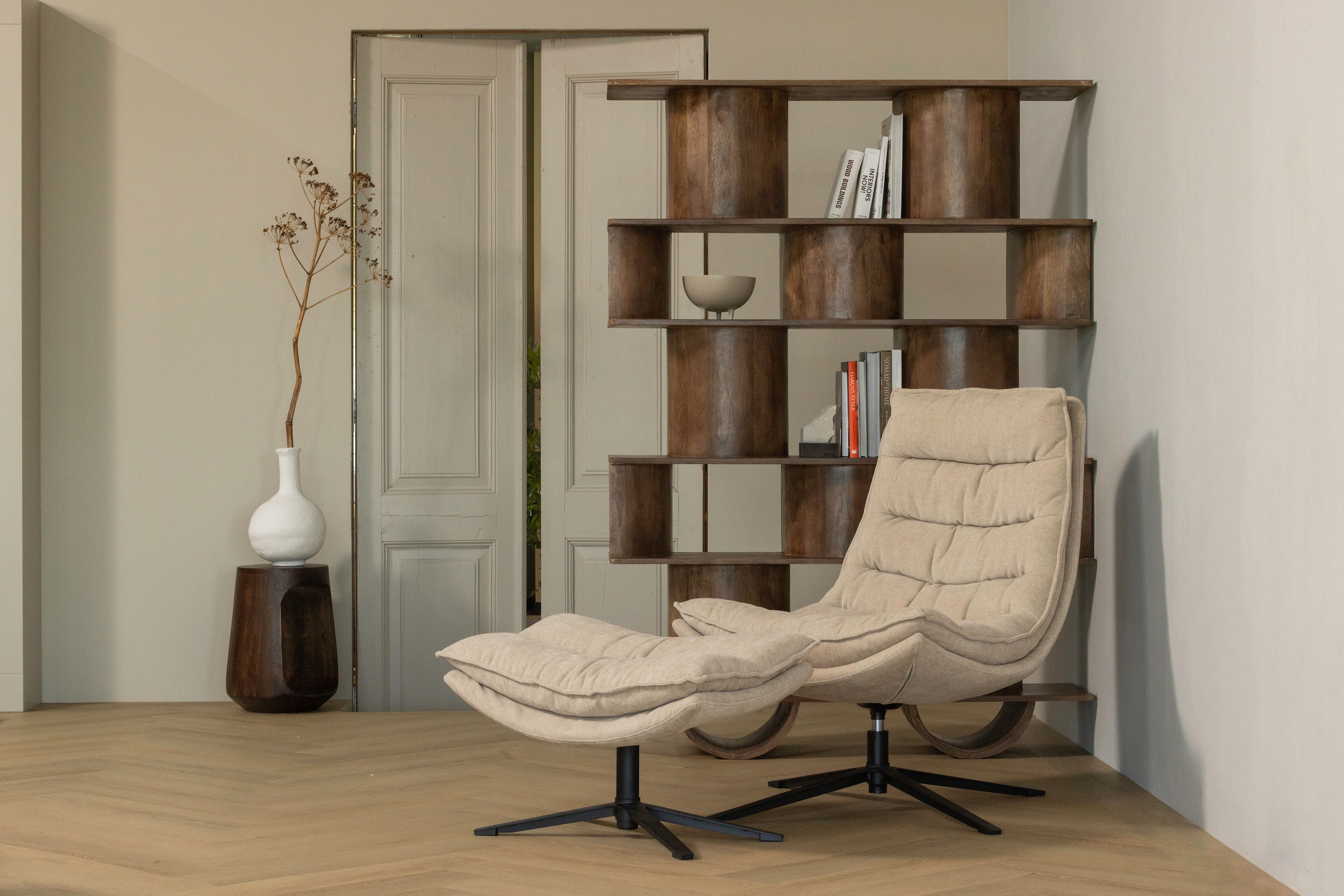WOOOD Wandregal »Sinne mit Massivmangoholz und abgerundeten Fächern 130 x 35 x 180 cm« Abgerundete Beine, Tragkraft 36 kg, einfach zu montieren