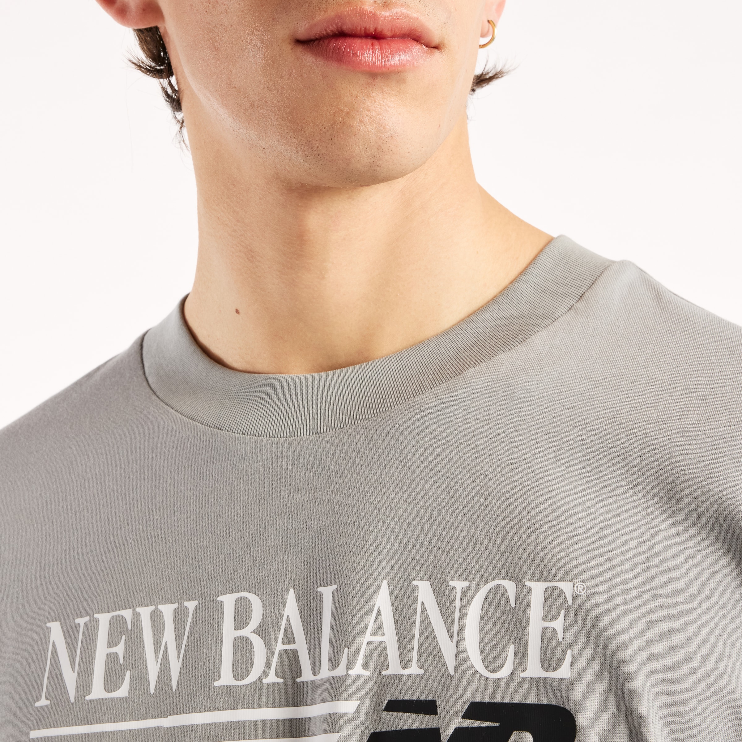 New Balance T-Shirt »REIMAGINED  GRAPHIC T-SHIRT« sportlicher Stil, T-Shirt-Schnitt, für Sportmode, aus Baumwolle
