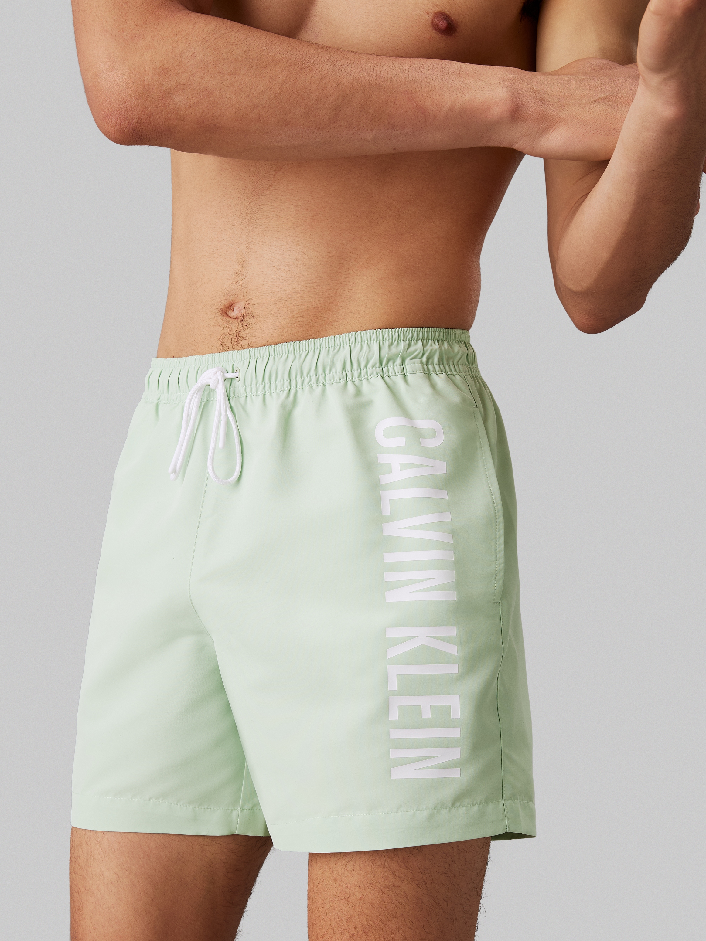 Badeshorts »MEDIUM DRAWSTRING«, mit kontrastfarbenem Logo-Schrifztug am Bein