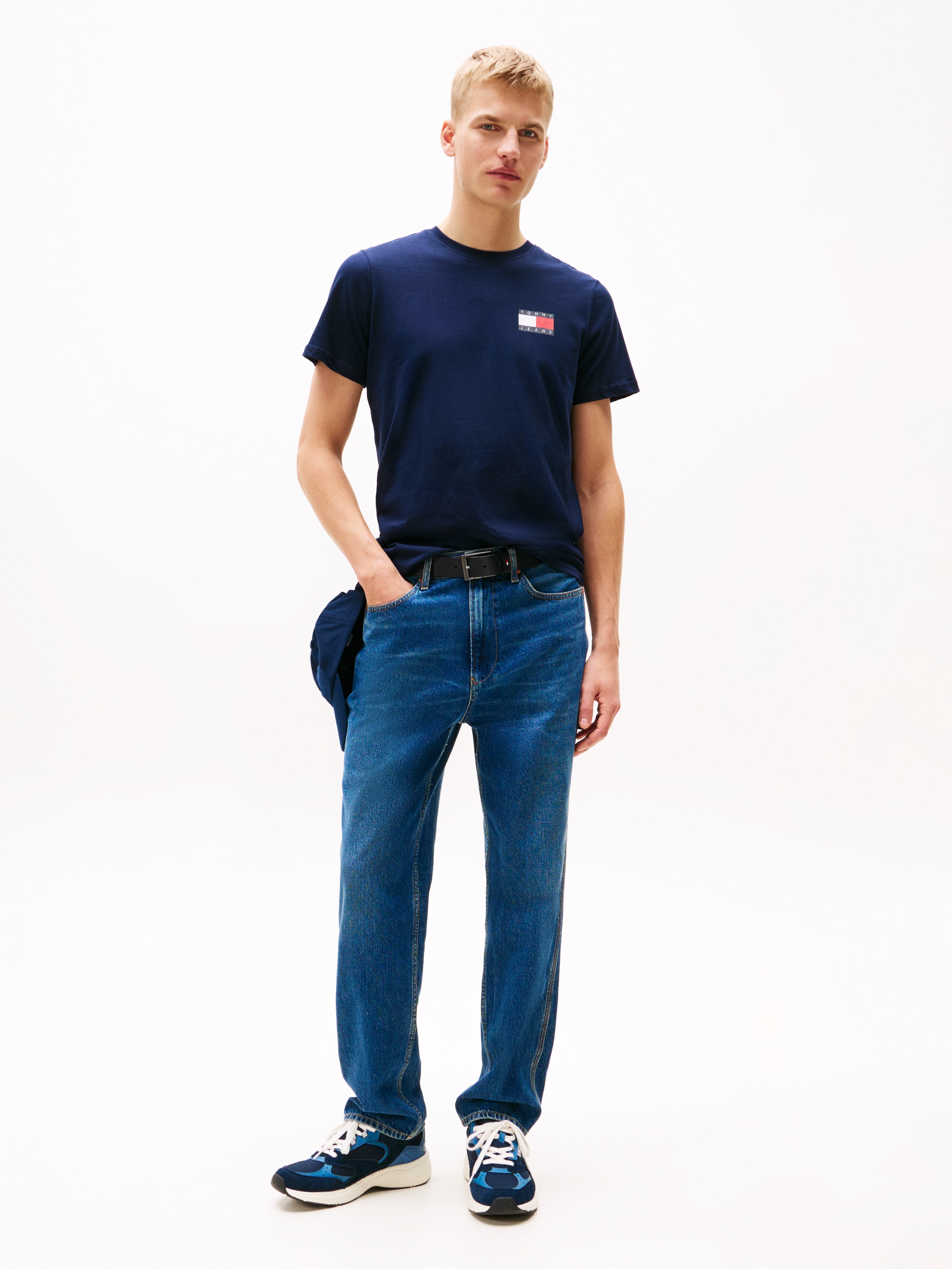 Tommy Jeans T-Shirt »TJM SLIM ESSENTIAL FLAG TEE EXT«, Mit Rundhalsausschnitt