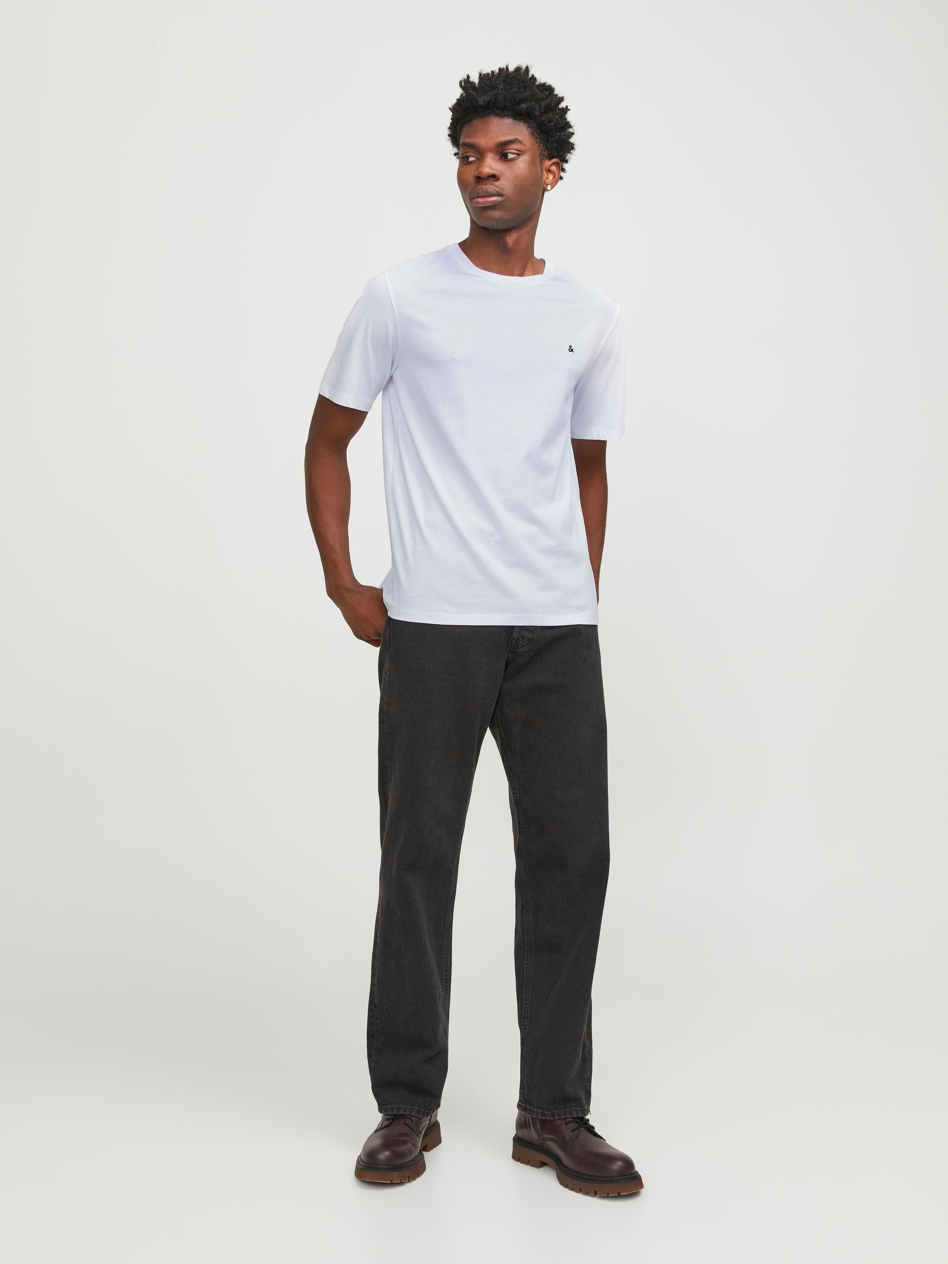 Jack & Jones Rundhalsshirt »JJEPAULOS TEE SS CREW NECK NOOS«, mit Logo Stickerei