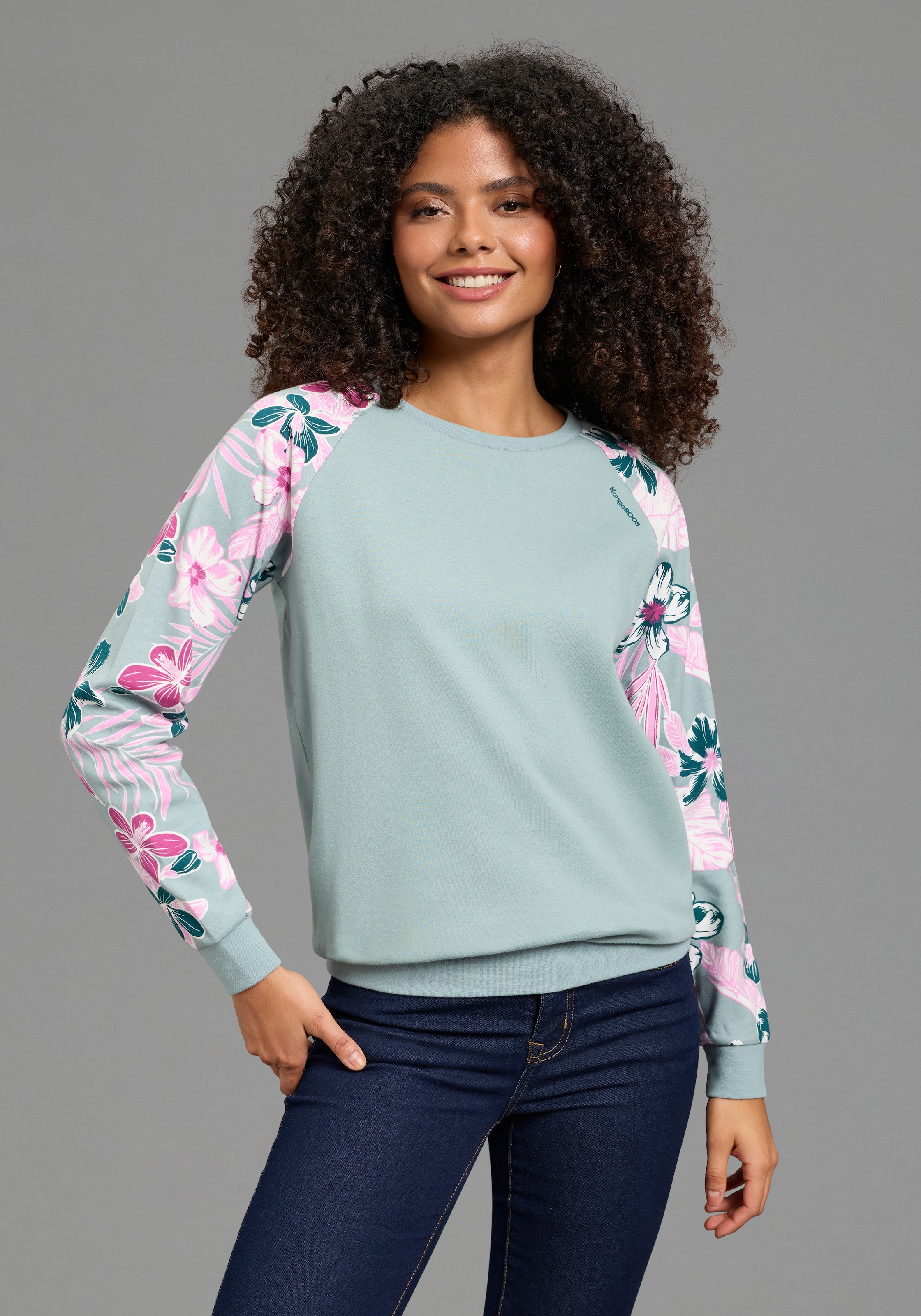 KangaROOS Sweatshirt , Ärmel mit Blumendruck
