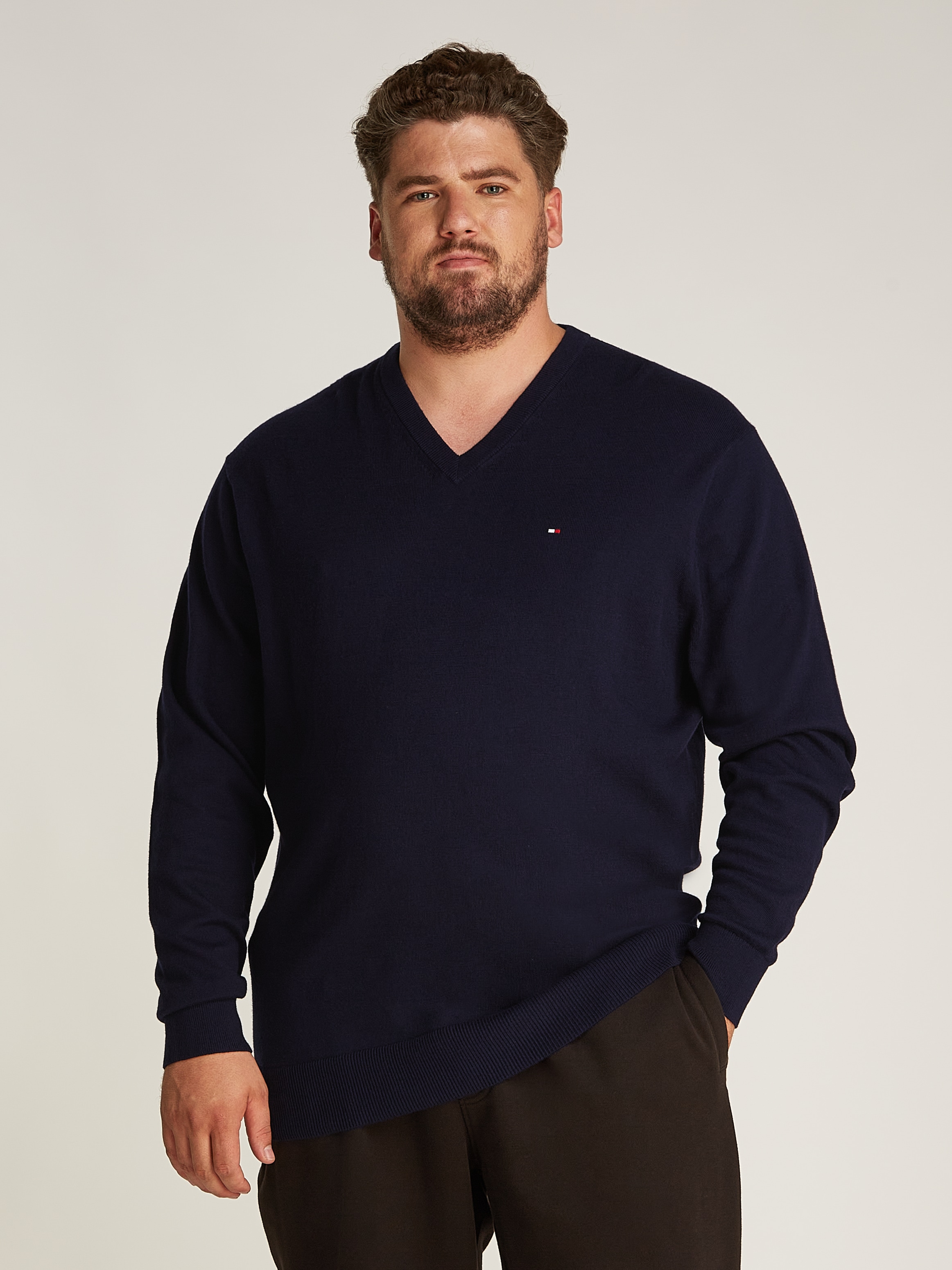 TOMMY HILFIGER Big & Tall Strickpullover »BT-PIMA ORG CTN CASHMERE VNCK-B«, in Großen Größen, mit Logostickerei...