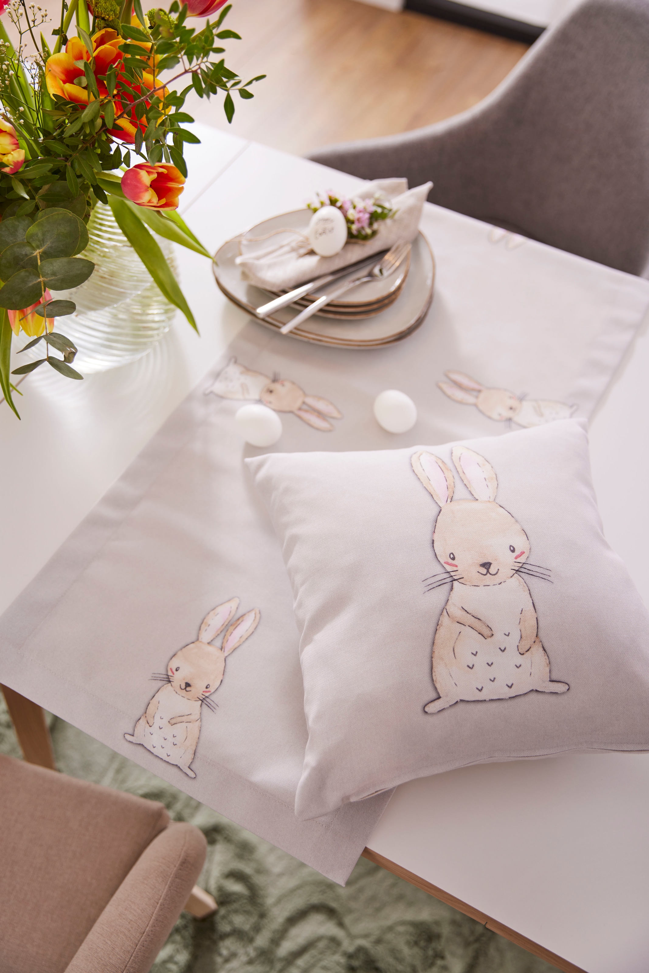 HOSSNER - HOMECOLLECTION Tischläufer »Liebre mit Hasenmotiv, Osterdeko, Ostern«, (1 St.), Tischwäsche aus 100% Polyester, mit Osterhasen-Motiv