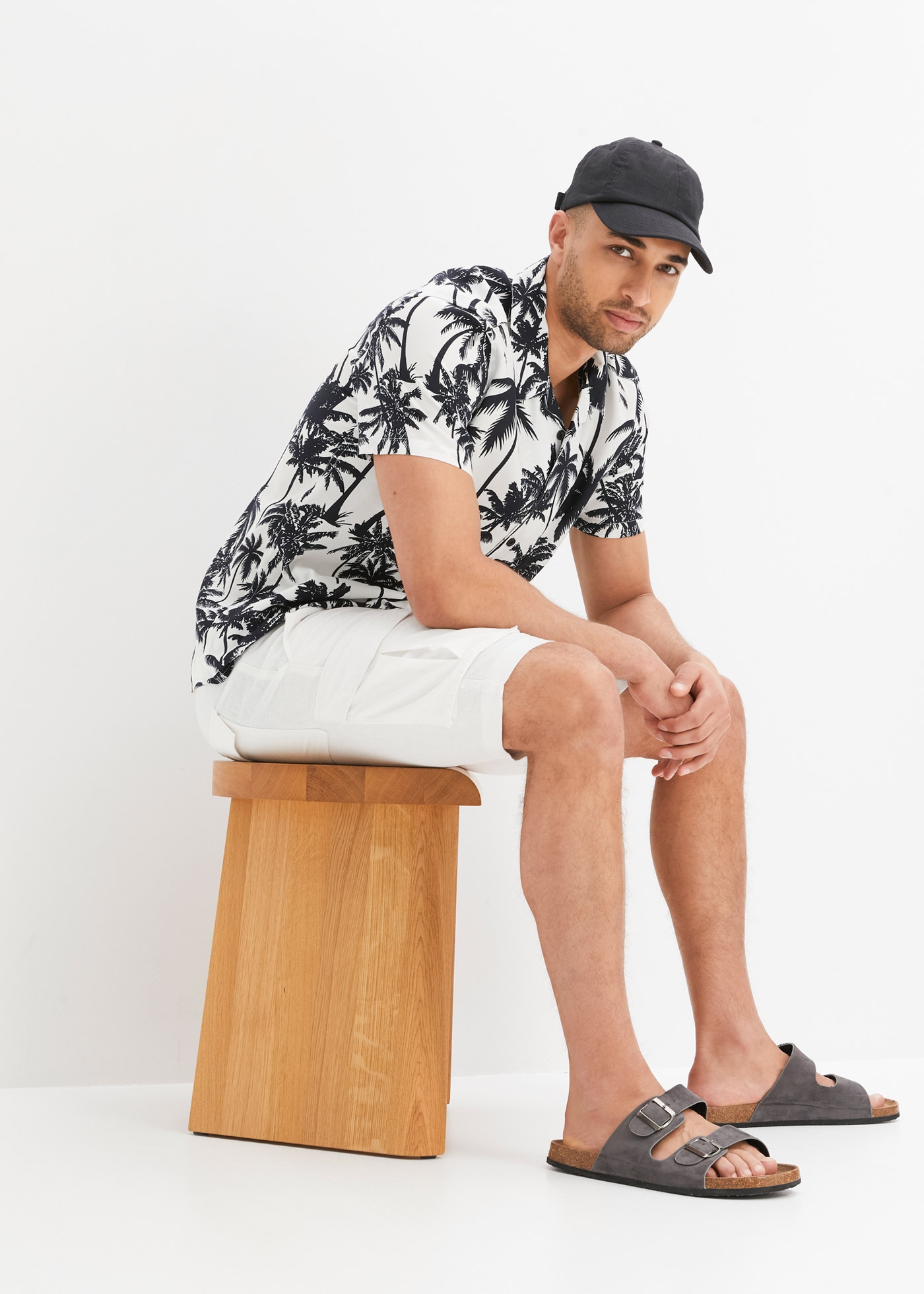 bonprix Kurzarmhemd »Kurzarmhemd aus Viskose, Slim Fit« schmale Passform, aus Viskose, Allover-Print, bedrucktes Design