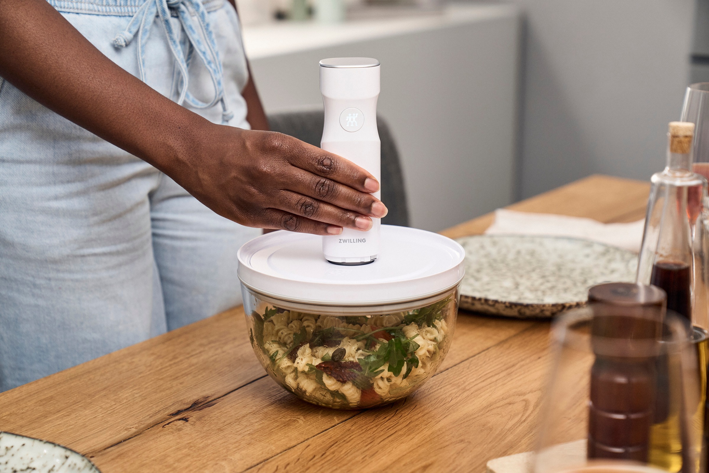 Zwilling Aufbewahrungssystem »Fresh & Save BOWLS«, (Set, 9 tlg., 1 Schüssel + Deckel (M / 18 cm), (L / 24 cm), 1 Pumpe, 1 Bbeutel S + M), Vakuum Starter Set, Glas / M/L, 9-tlg.