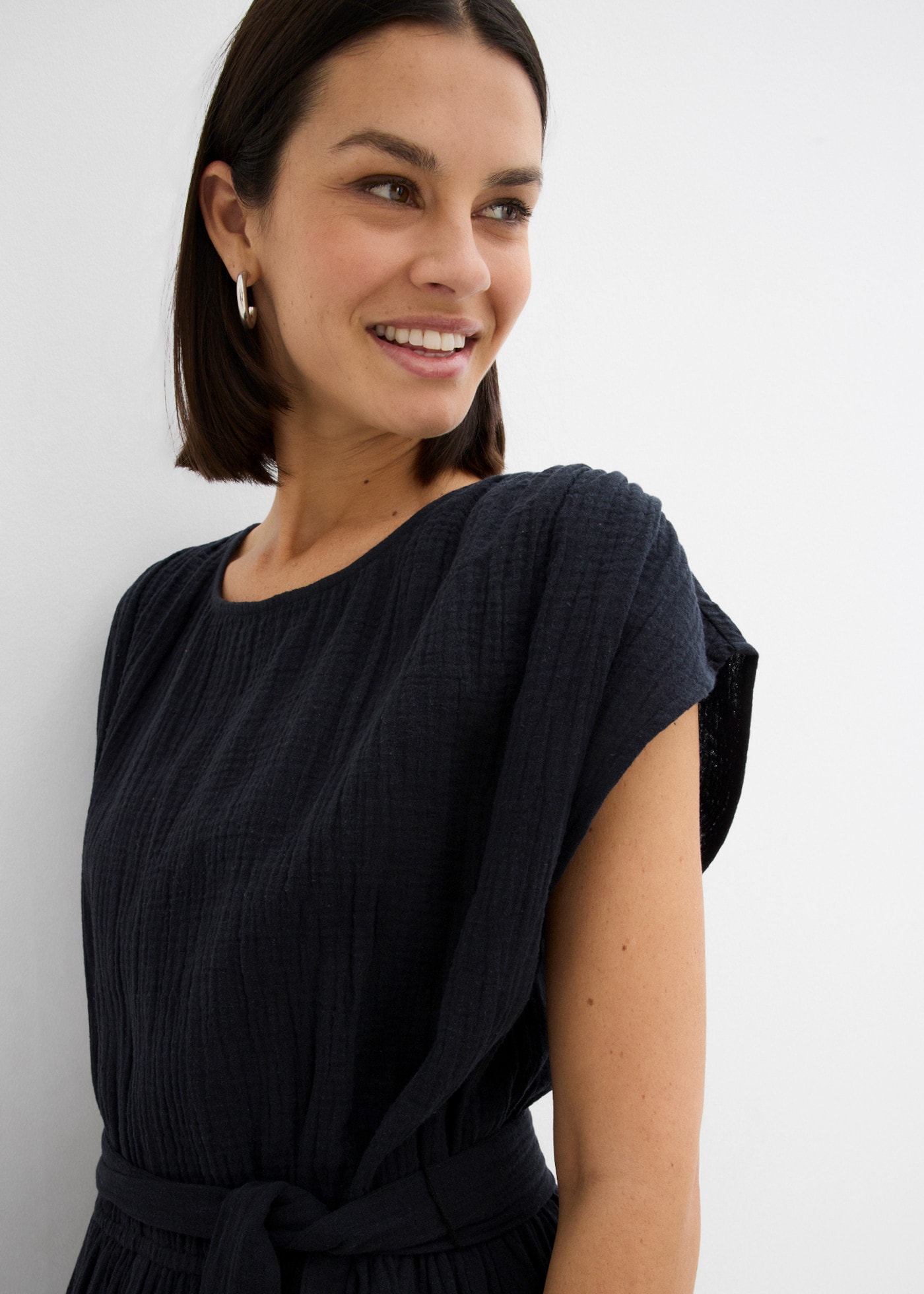 bonprix Midikleid aus Musselin, mit Rundhalsausschnitt und Schlitz am Rückenausschnitt
