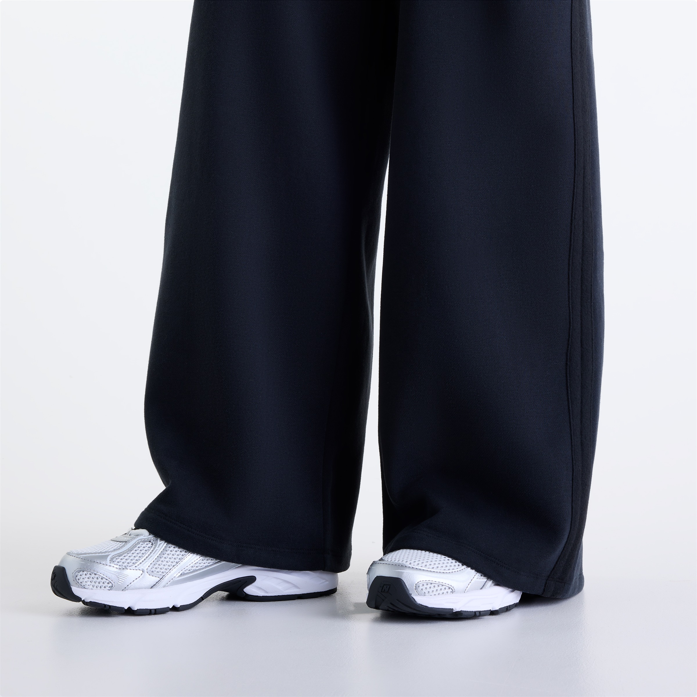 New Balance Sweathose »BRUSHED COASTAL FLEECE PANT«  normale Weite, aus Baumwolle und Polyester, für Erwachsene
