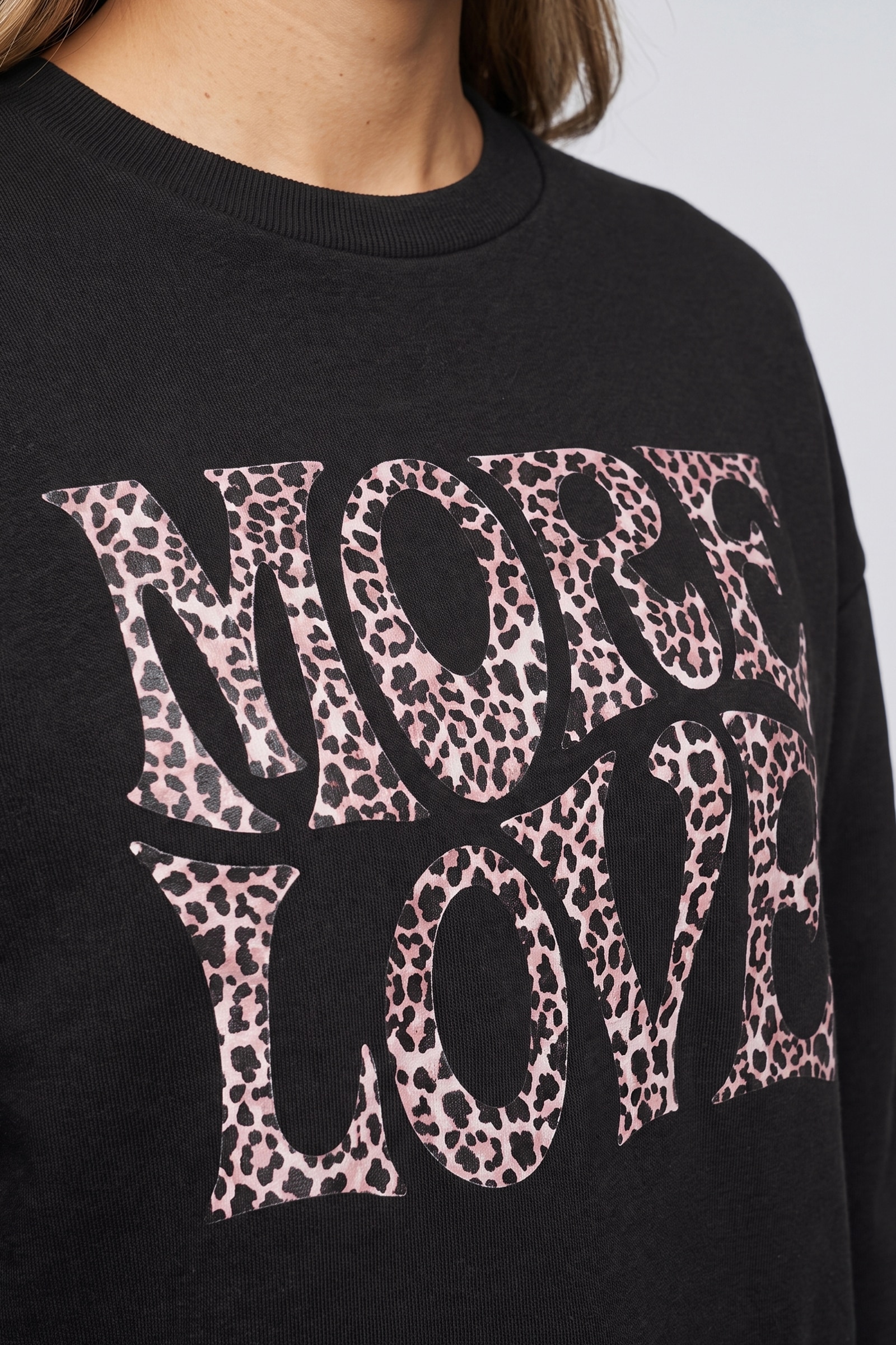 Alife & Kickin Sweatshirt , Schriftzug More Love, breite Rippbündchen, Relaxed Fit

