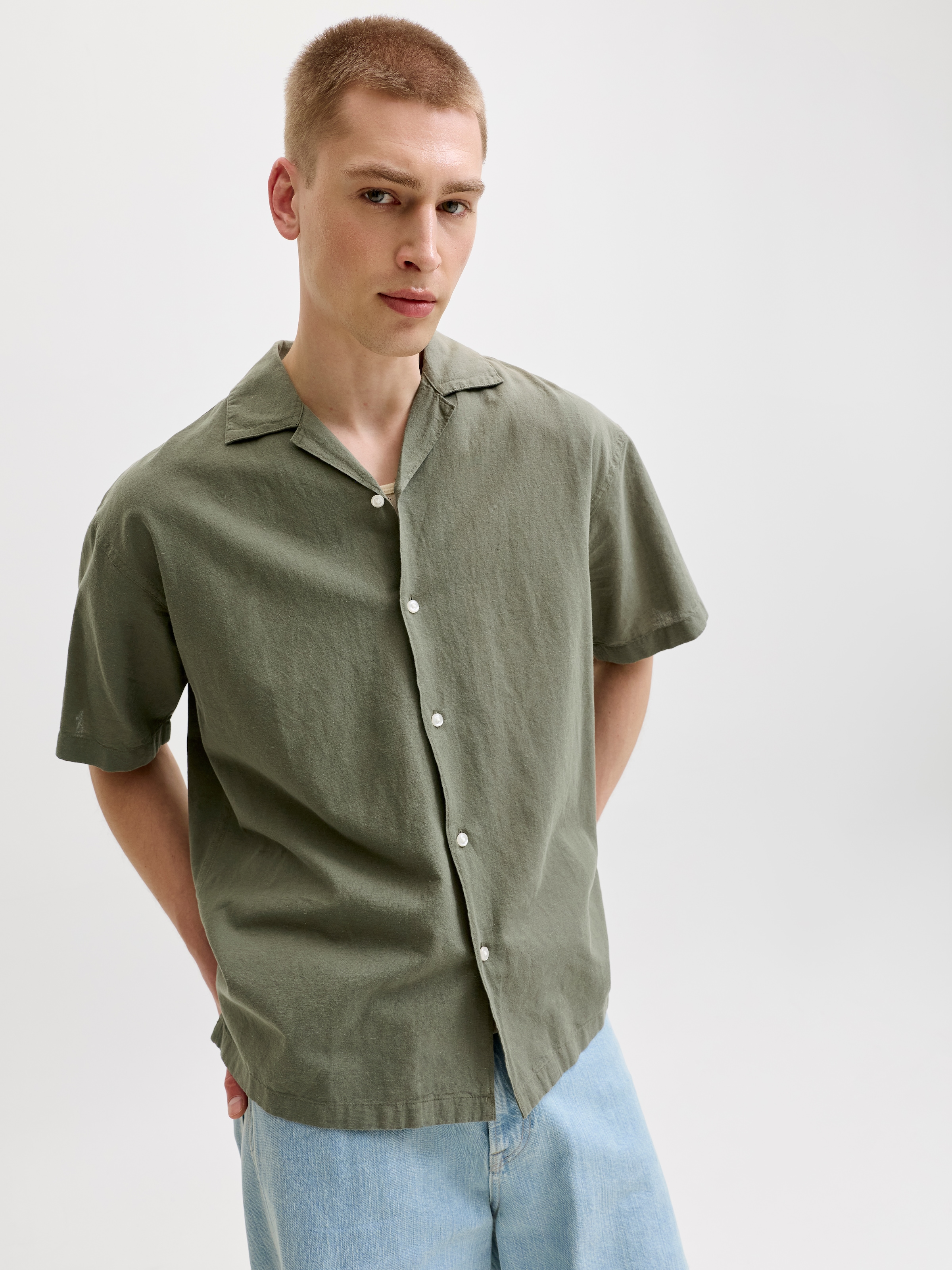 Jack & Jones Kurzarmhemd »JJEBREEZE LINEN BLEND RESORT SHIRT SS SN« mit Knopfleiste