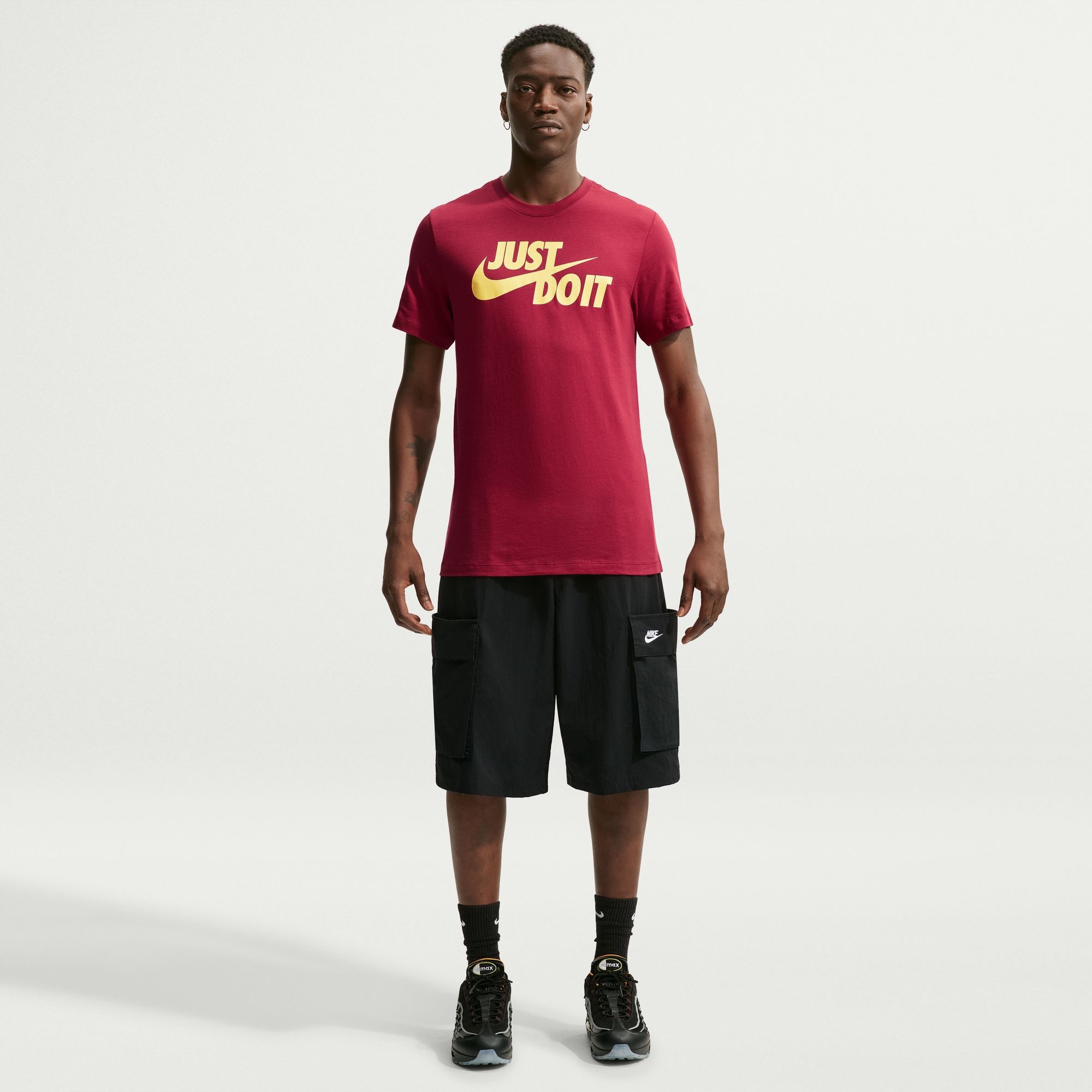 Nike Sportswear T-Shirt »M NSW TEE JUST DO IT SWOOSH« mit Logodruck auf der Brust, Kurzarm-Design, aus Jersey-Material