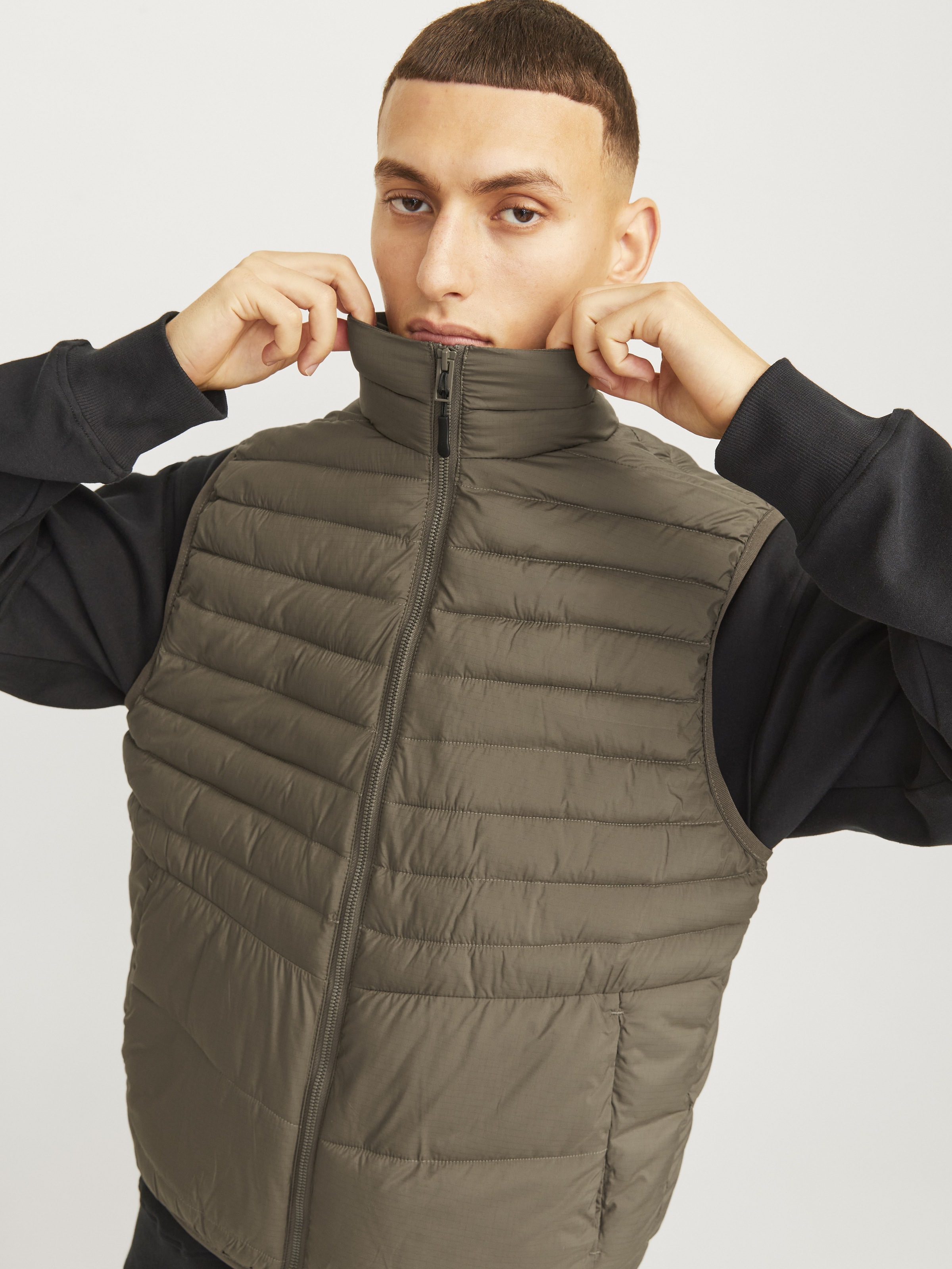Jack & Jones Steppweste »JJESTATE  Praktische Weste mit Beutel, ideal für unterwegs« unifarben, modisch, regular fit, Polyester