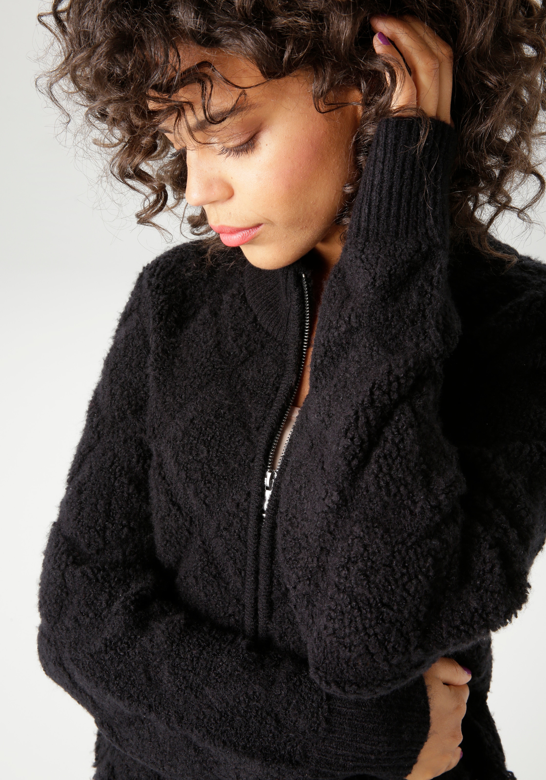 Aniston CASUAL Strickjacke, mit dezentem Rauten-Muster im 3D-Effekt - NEUE KOLLEKTION
