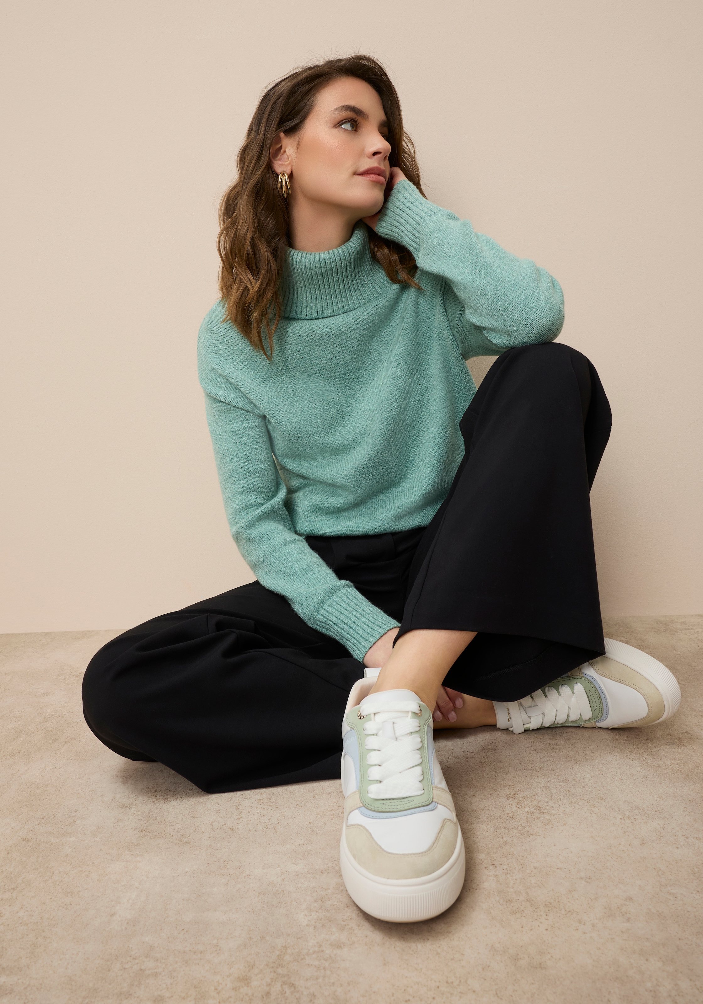 Tamaris Rollkragenpullover in lässiger Form mit seitlichen Schlitzen