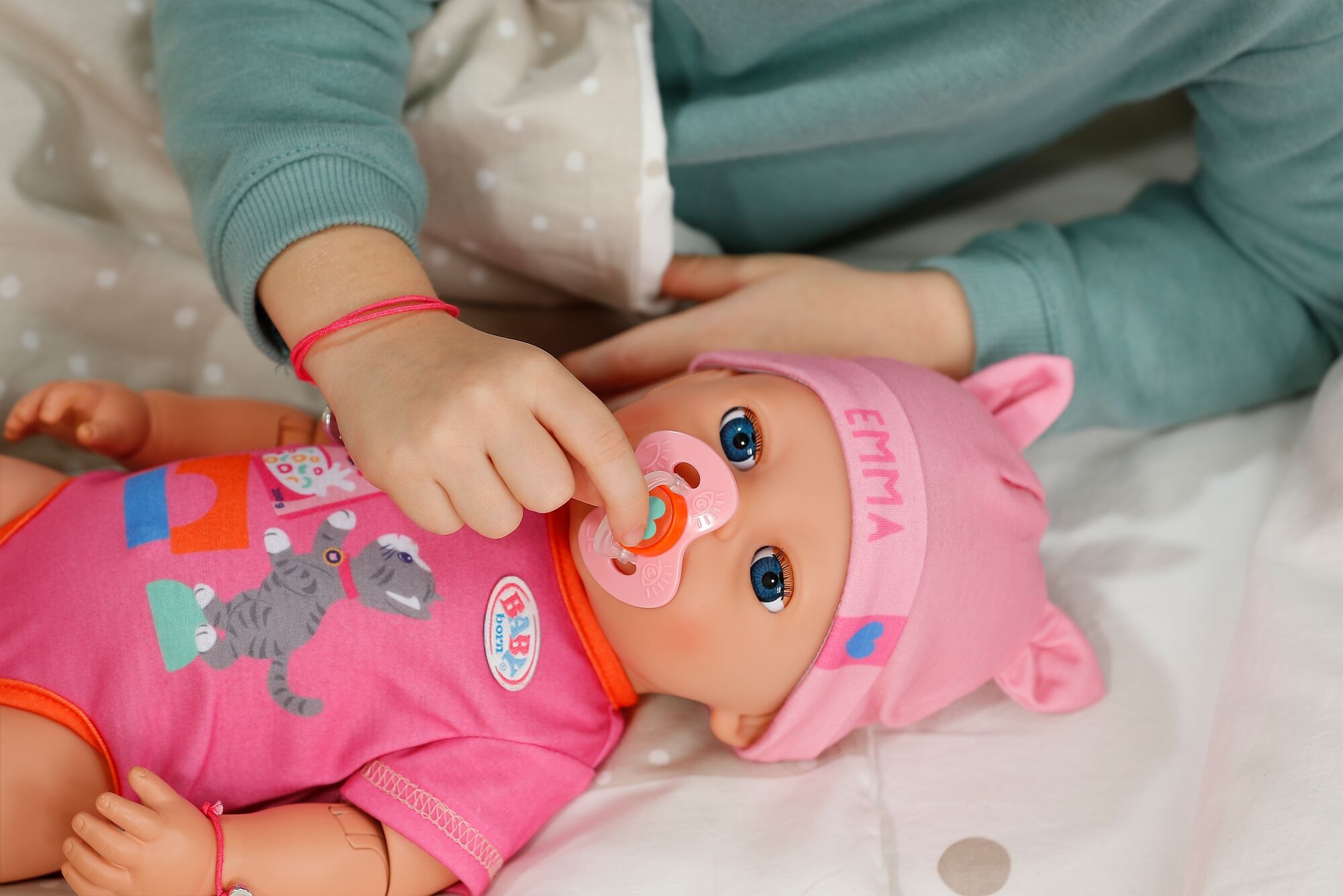 Baby Born Babypuppe »Emma Click & Play 43cm« mit Click-&-Play: Hält Fläschchen und Löffel selbst - ohne Batterien