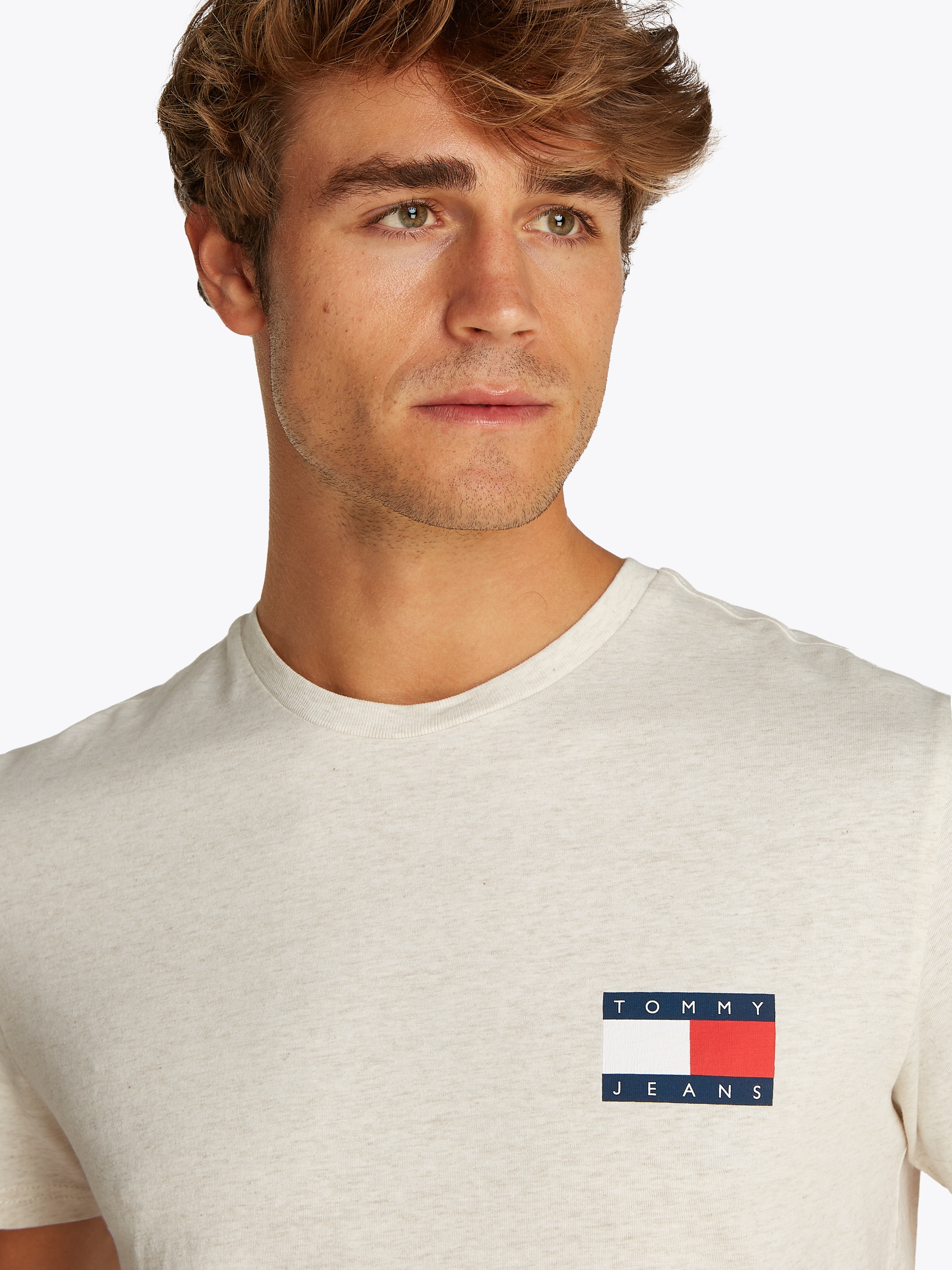 Tommy Jeans T-Shirt »TJM SLIM ESSENTIAL FLAG TEE EXT«, Mit Rundhalsausschnitt