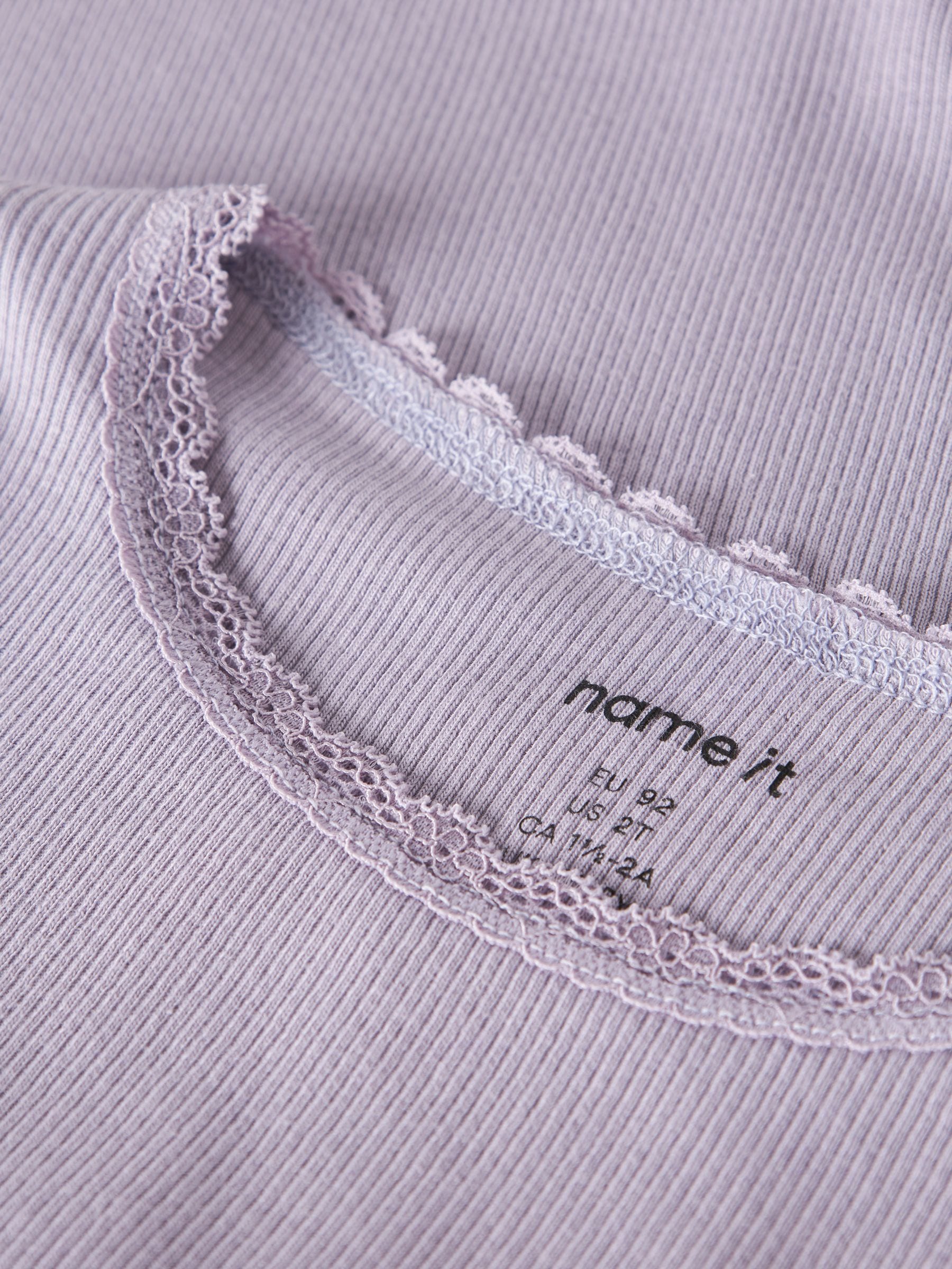 Name It Langarmshirt »NMFKAB LS TOP NOOS« in Feinripp und mit süßer Spitzenkante am Ausschnitt