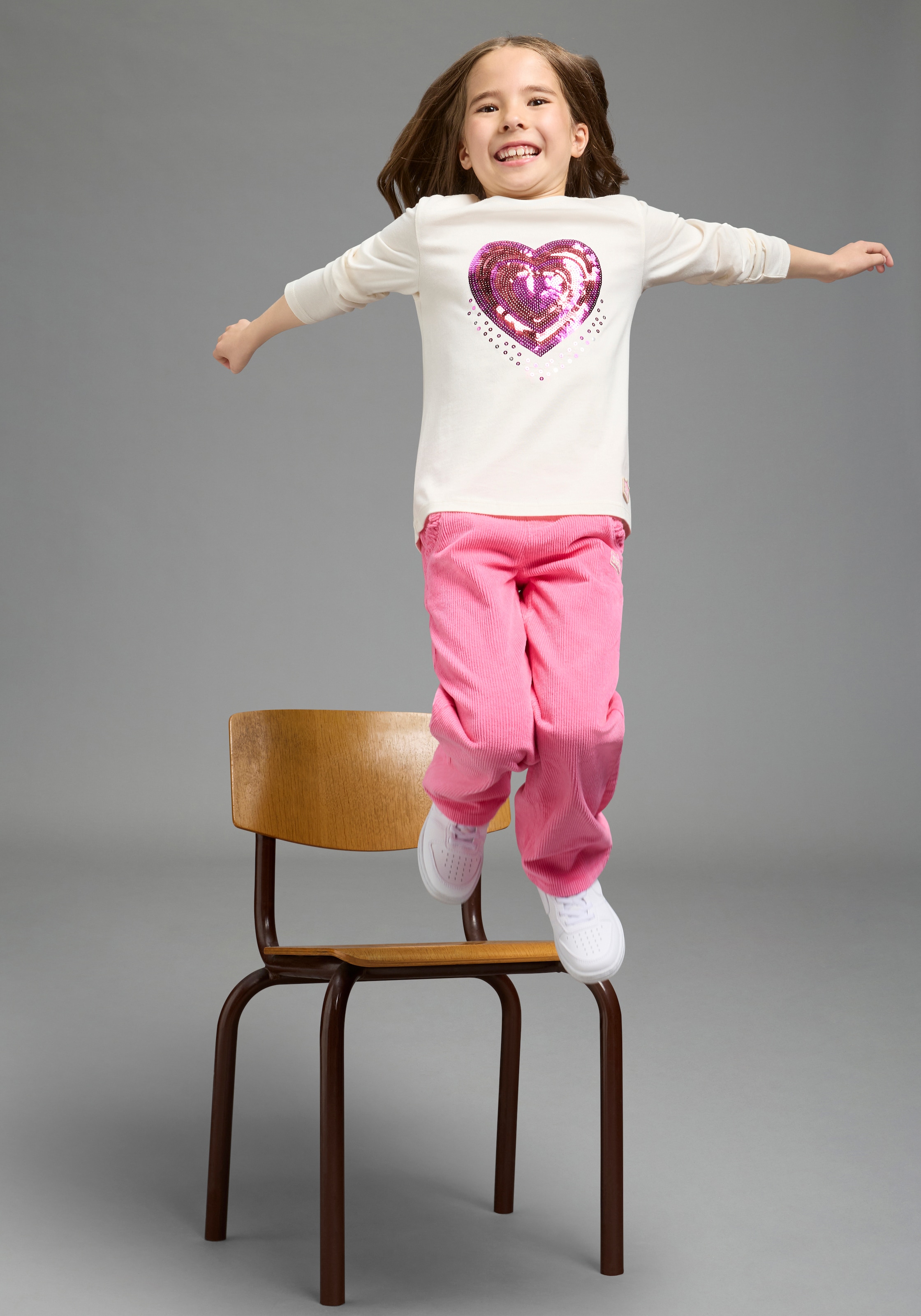 Scout Langarmshirt »Süßes Shirt mit großer Herz-Pailletten Applikation - NEU von SCOUT« Pailletten besetztes Shirt, hüftlange Basic-Passform, Langarm