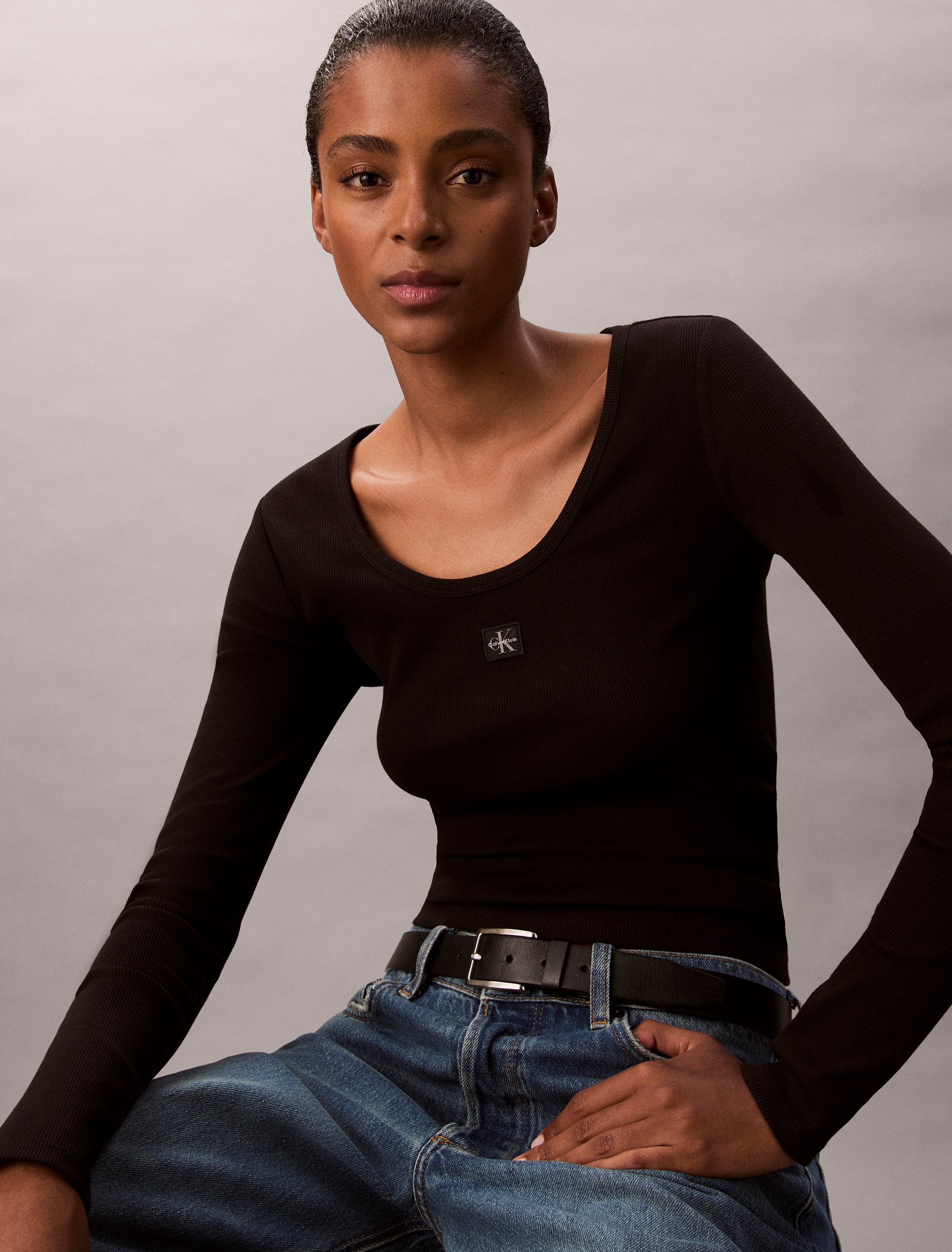 Calvin Klein Jeans Langarmshirt »LS WOVEN LABEL 2X2 RIB SCOOP NEC«, Mit Rundhalsausschnitt, regular fit