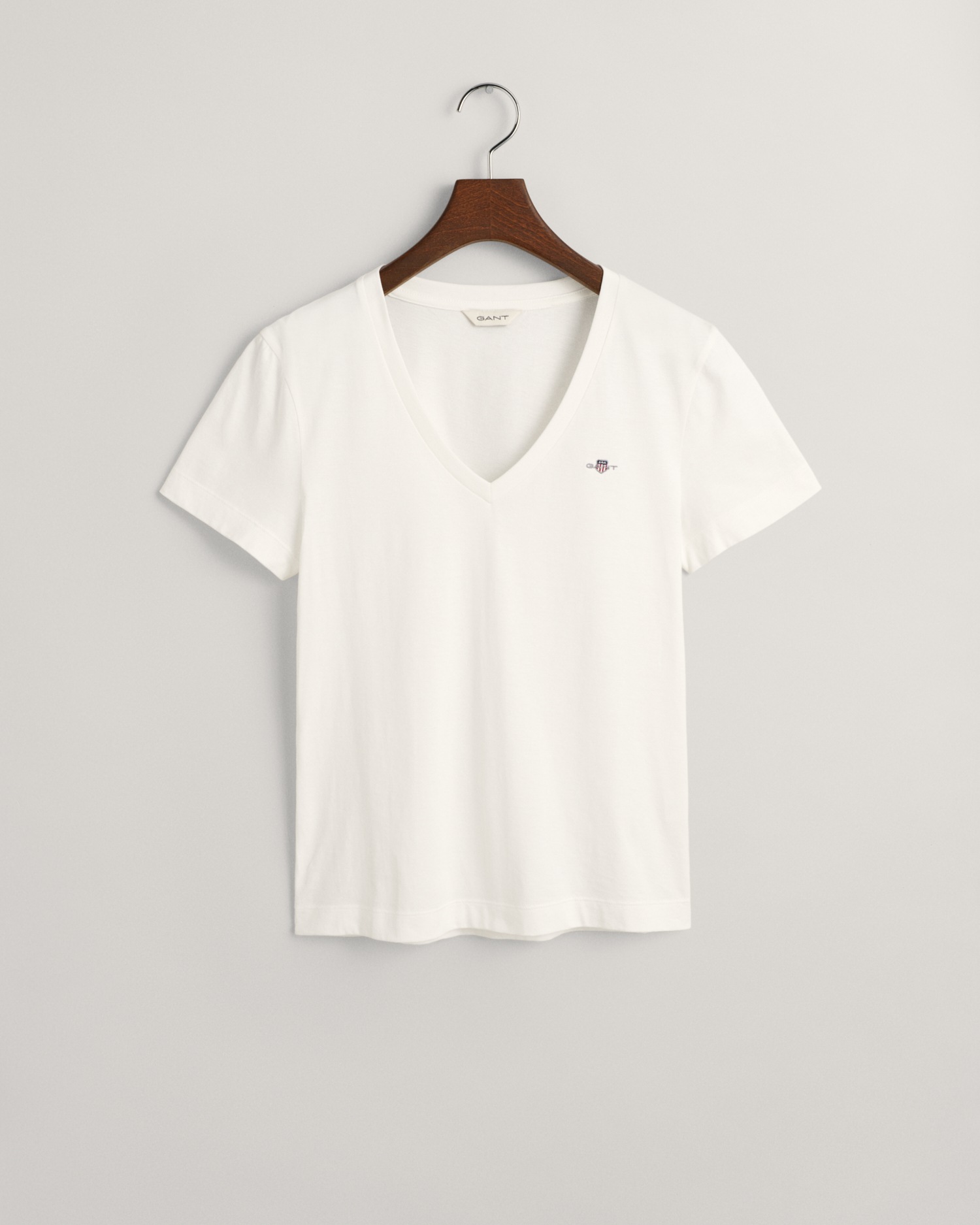 Gant T-Shirt »REG SHIELD KA V-NECK T-SHIRT«, mit einer kleinen Logostickerei auf der Brust