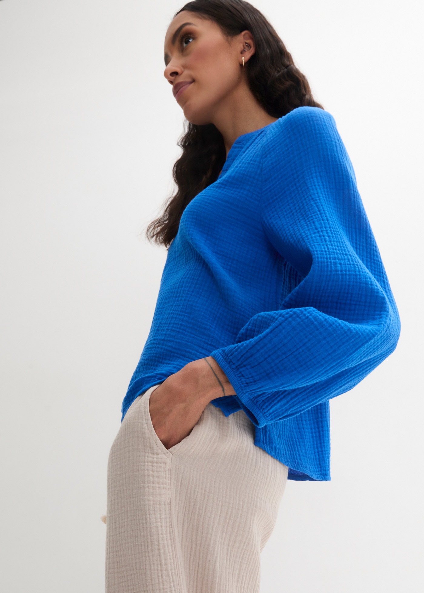 bonprix Shirtbluse »Oversize-Bluse aus Musselin« Oversize-Passform, mit V-Ausschnitt, aus Baumwolle, 3/4-Ärmeln