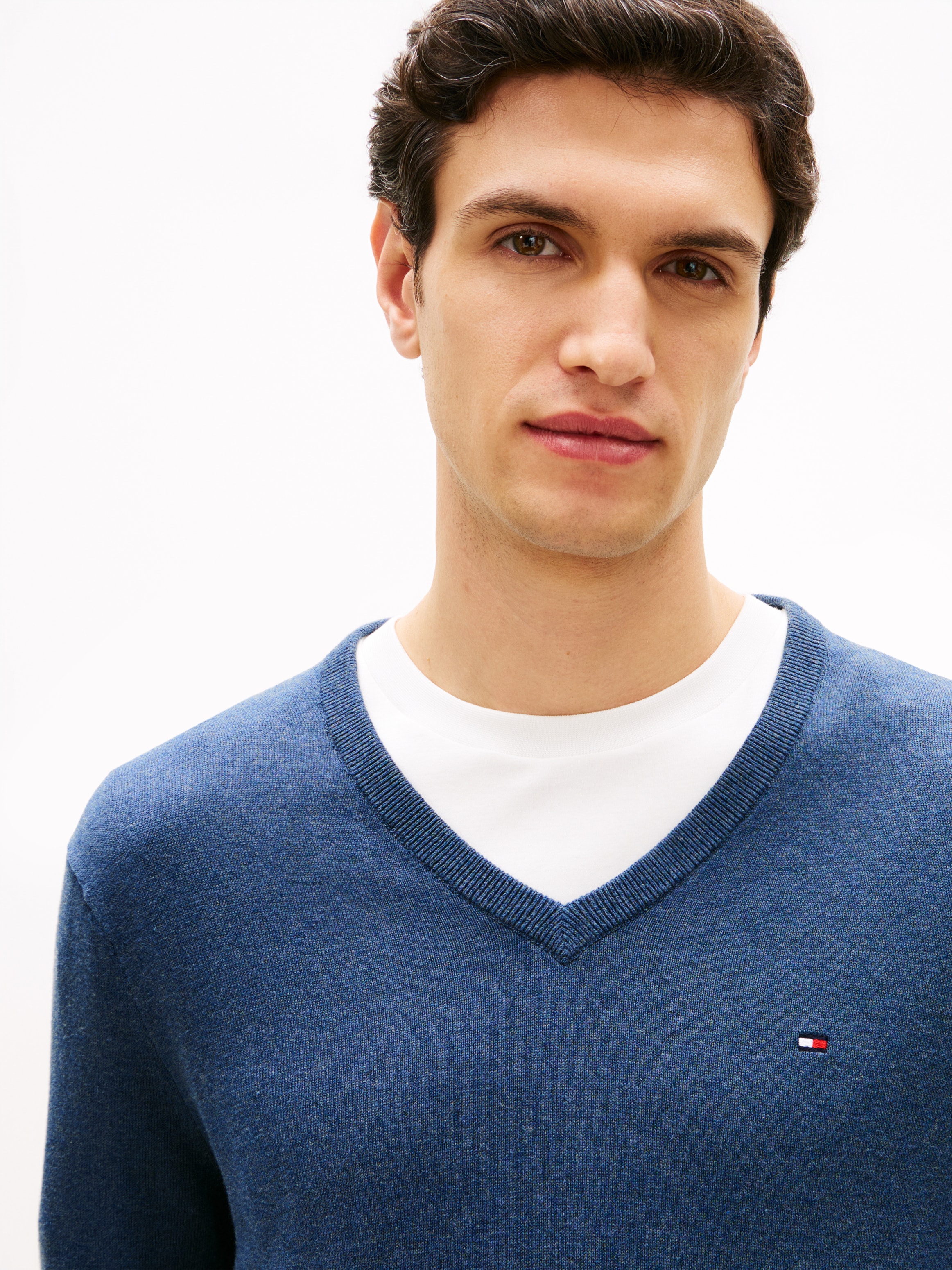 Tommy Hilfiger Strickpullover »ESSENTIAL COTTON V NECK mit V-Ausschnitt und Stickerei« unifarben, casual, regular fit, Baumwolle, V-Ausschnitt