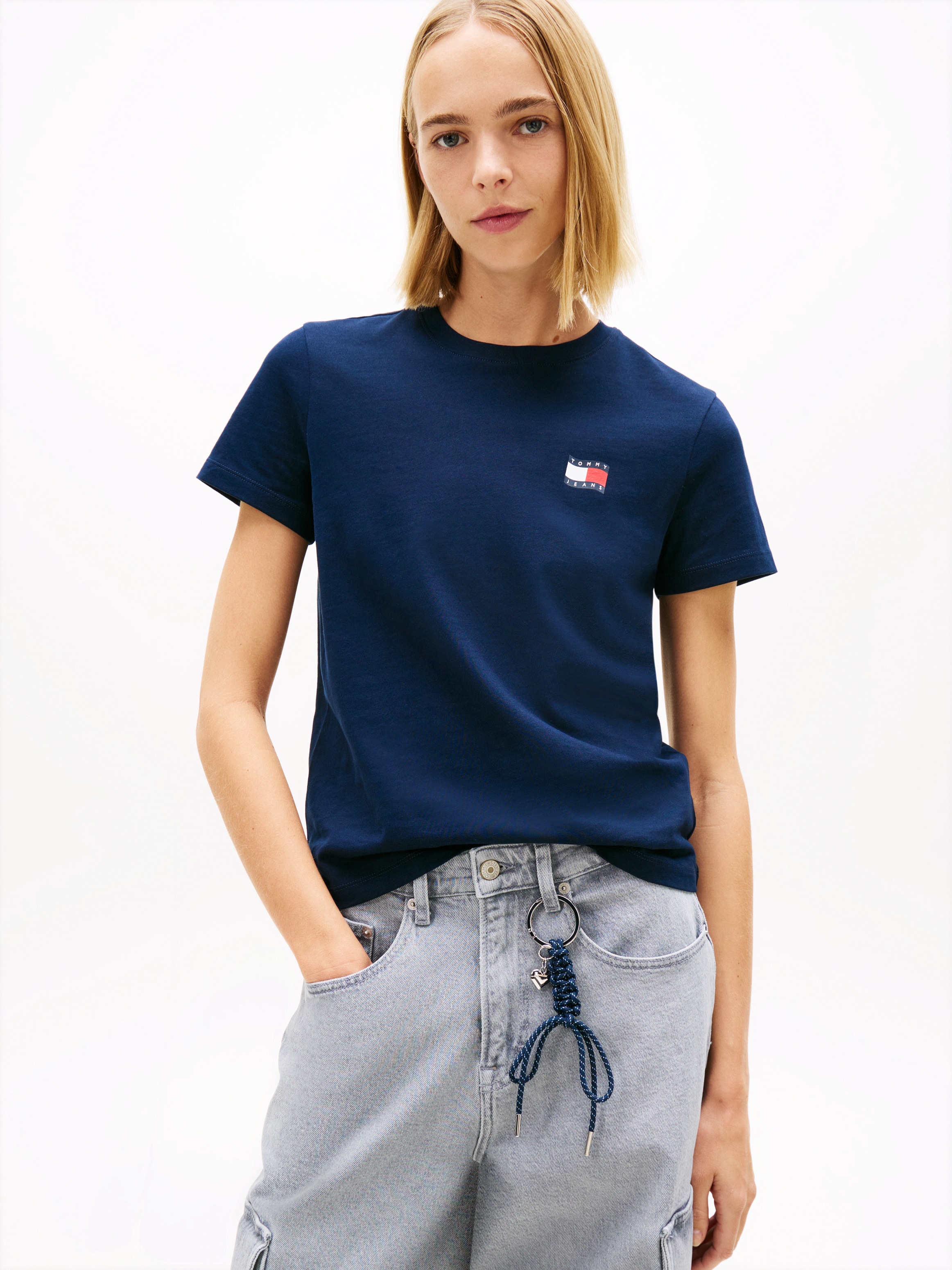 Tommy Jeans Kurzarmshirt »TJW REG WAVY FLAG SS TEE EXT« Tommy Flag-Badge auf Brust, Jersey aus reiner Baumwolle