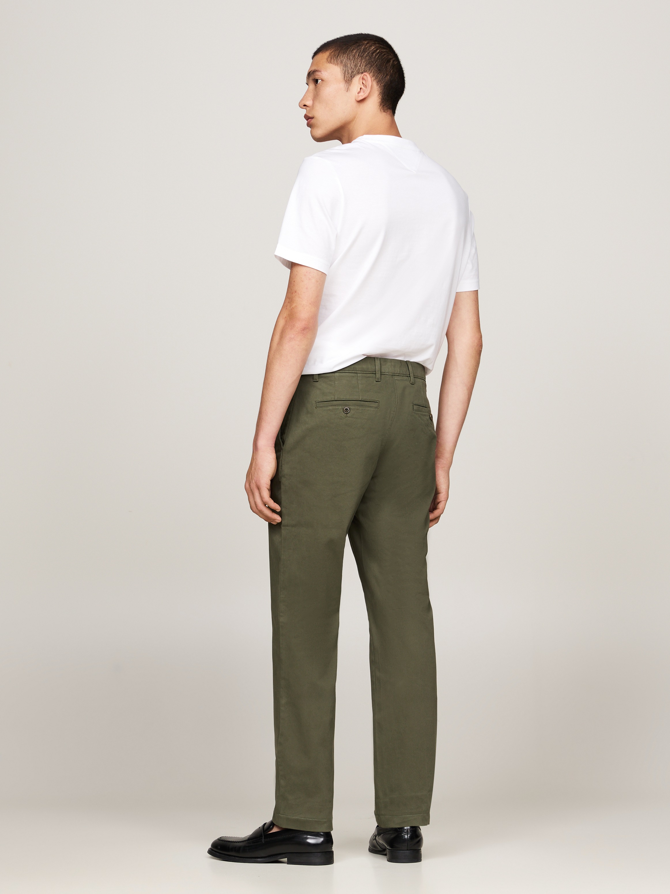 Tommy Hilfiger Chinohose »DENTON CHINO SATIN«, mit Gesäßtaschen mit Knopf, Logostickerei
