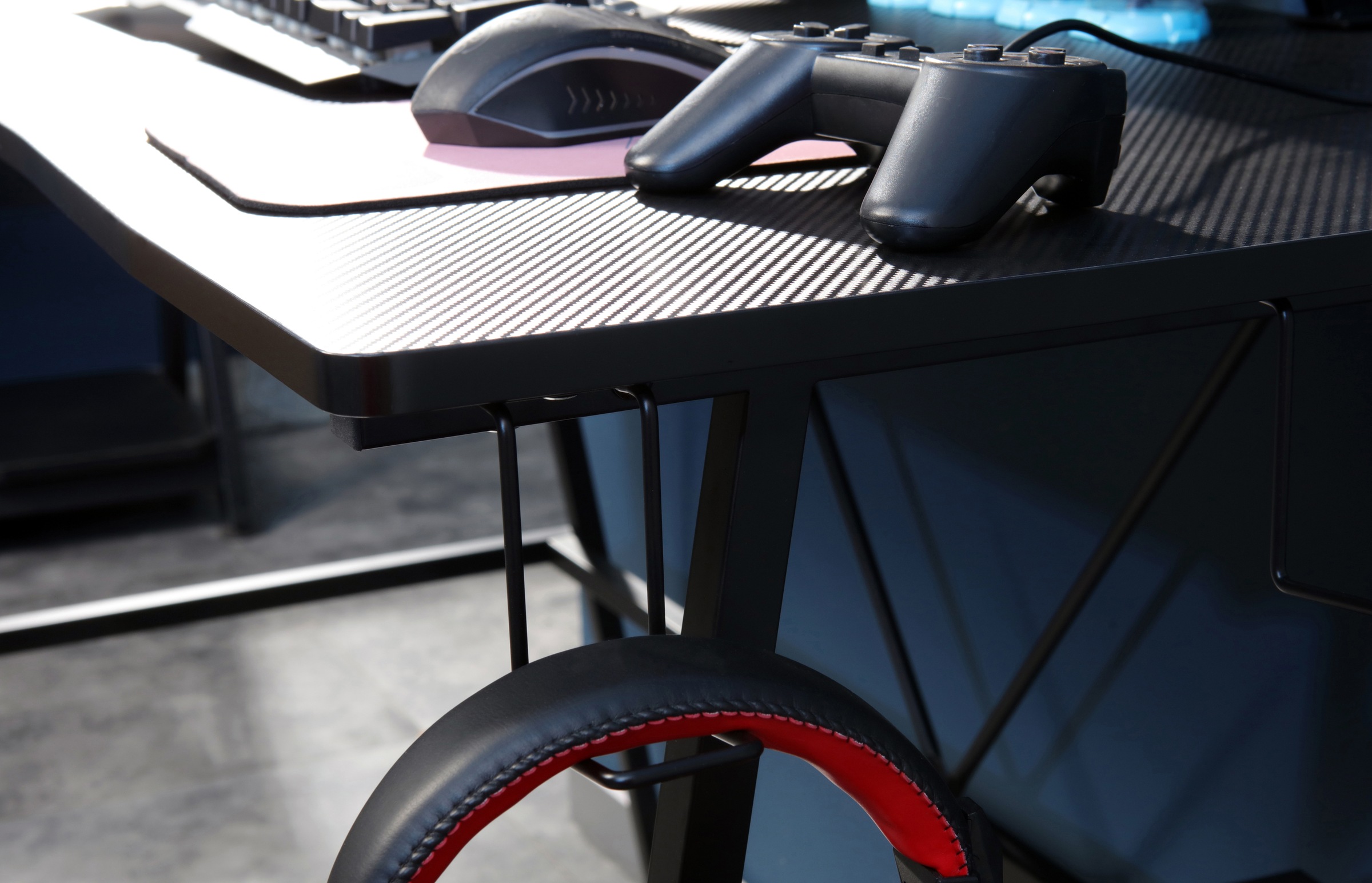 INOSIGN Gamingtisch »STREAKY, Schreibtisch, Computertisch, Kabeldurchlass, 2 Kopfhörerhaken«,Getränkehalter, Monitoraufsatz, Kabelführung, Breite 120 cm