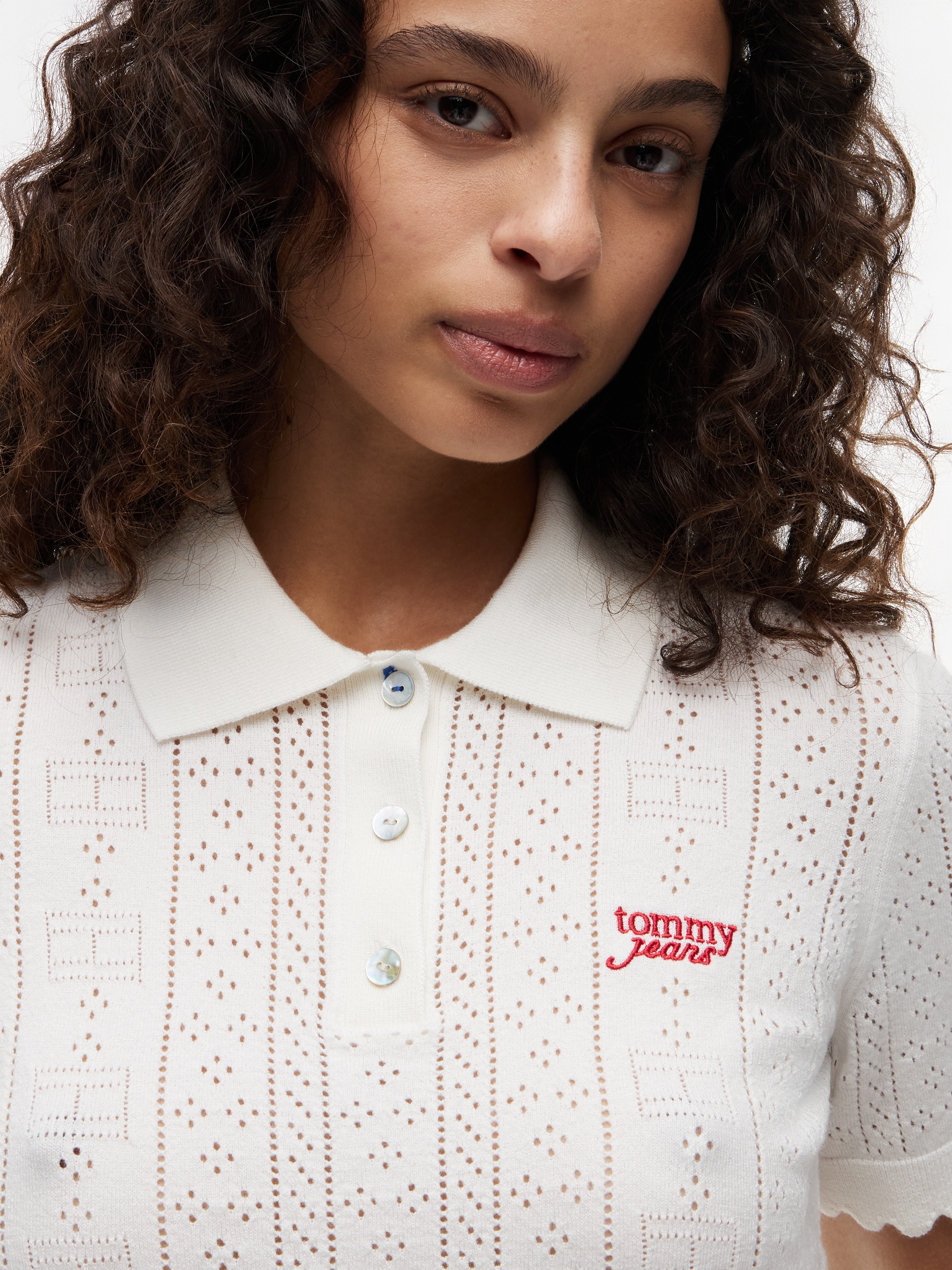 Tommy Jeans Kurzarmpullover »TJW POINTELLE POLO SWEATER« Viskosemischung, Pointelle Strickmuster, gewellte Säume