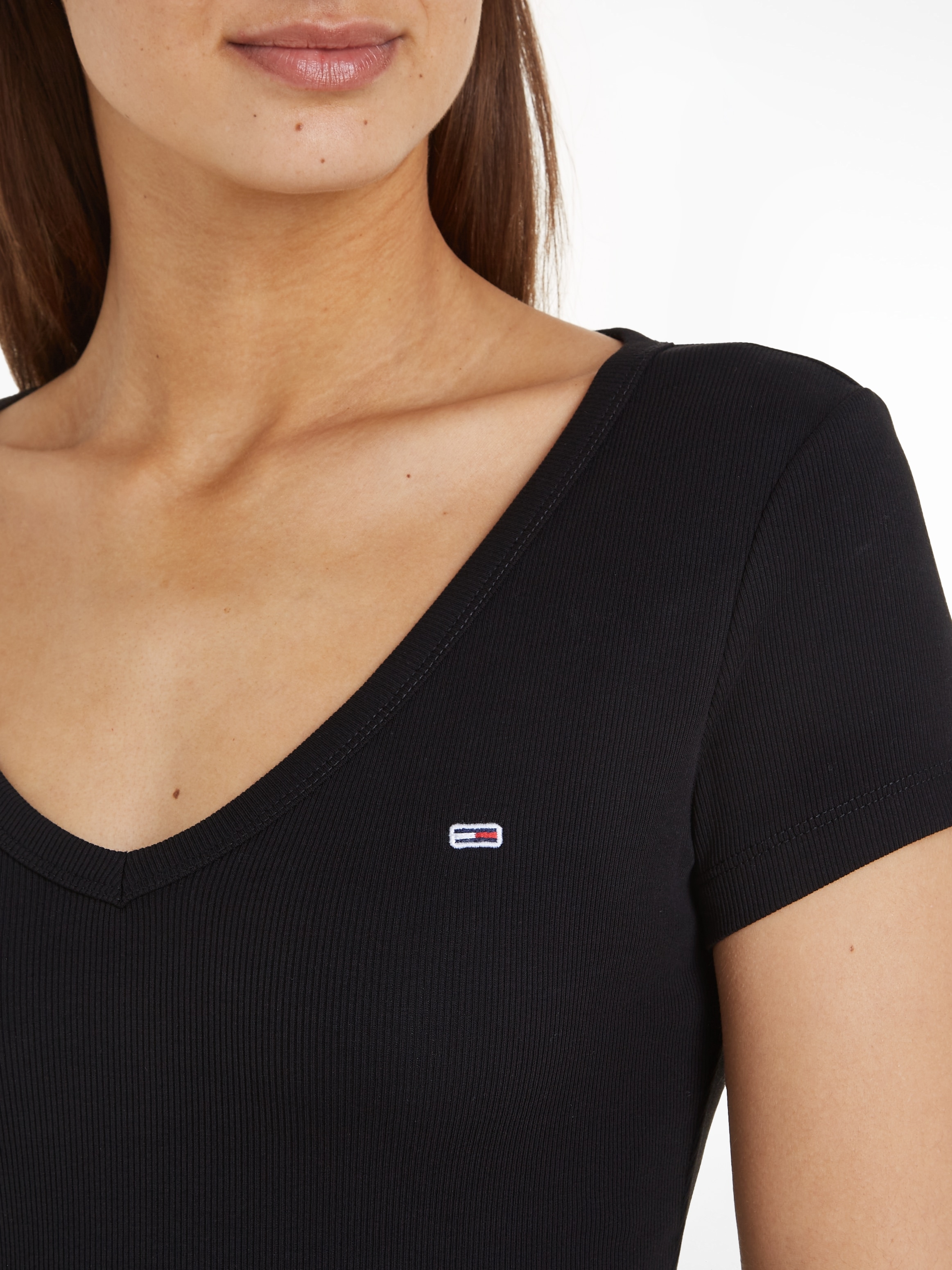 Tommy Jeans T-Shirt »TJW SLIM ESSENTIAL RIB V SS«, mit Logostickerei
