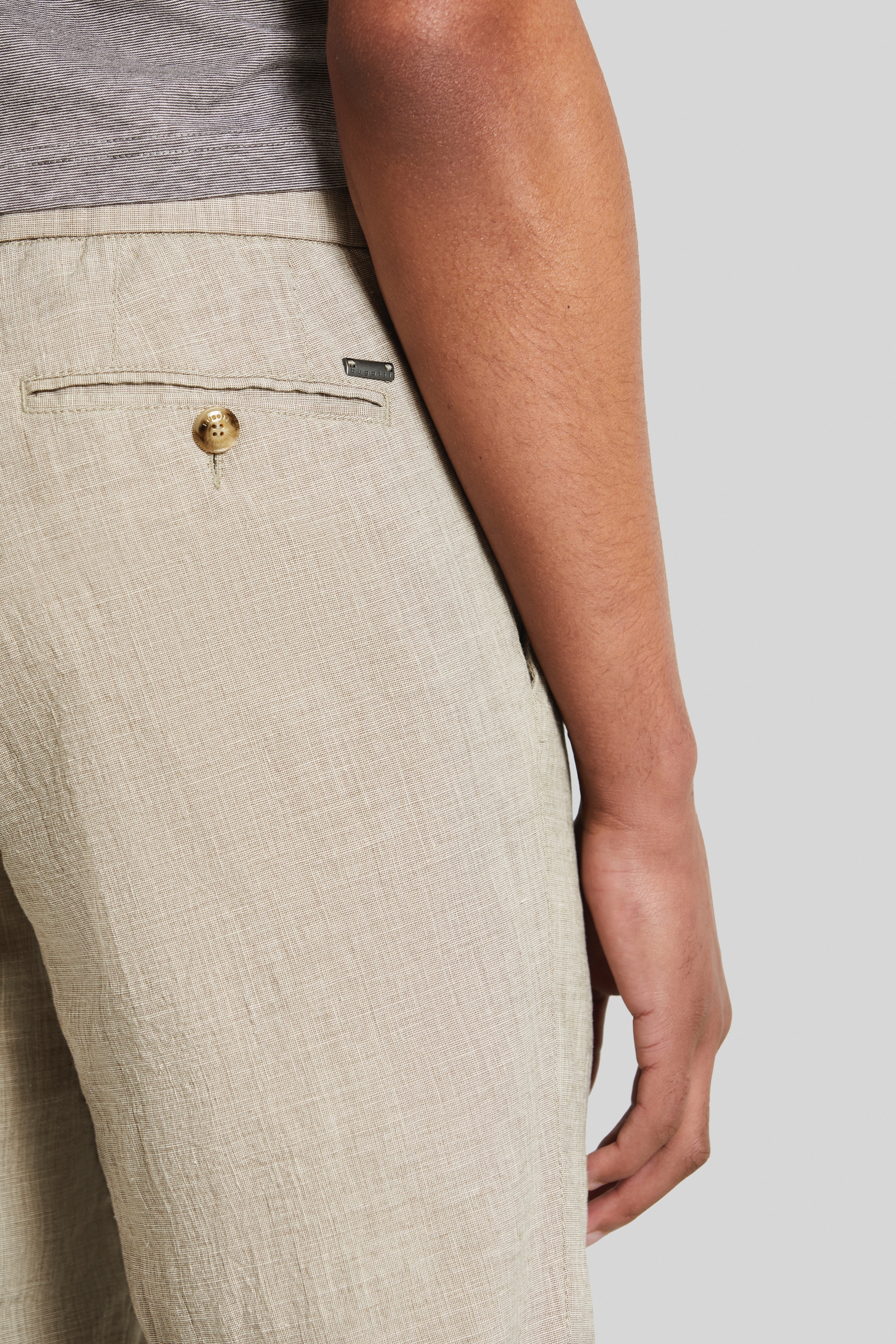 bugatti Bundfaltenhose, mit konischer Passform