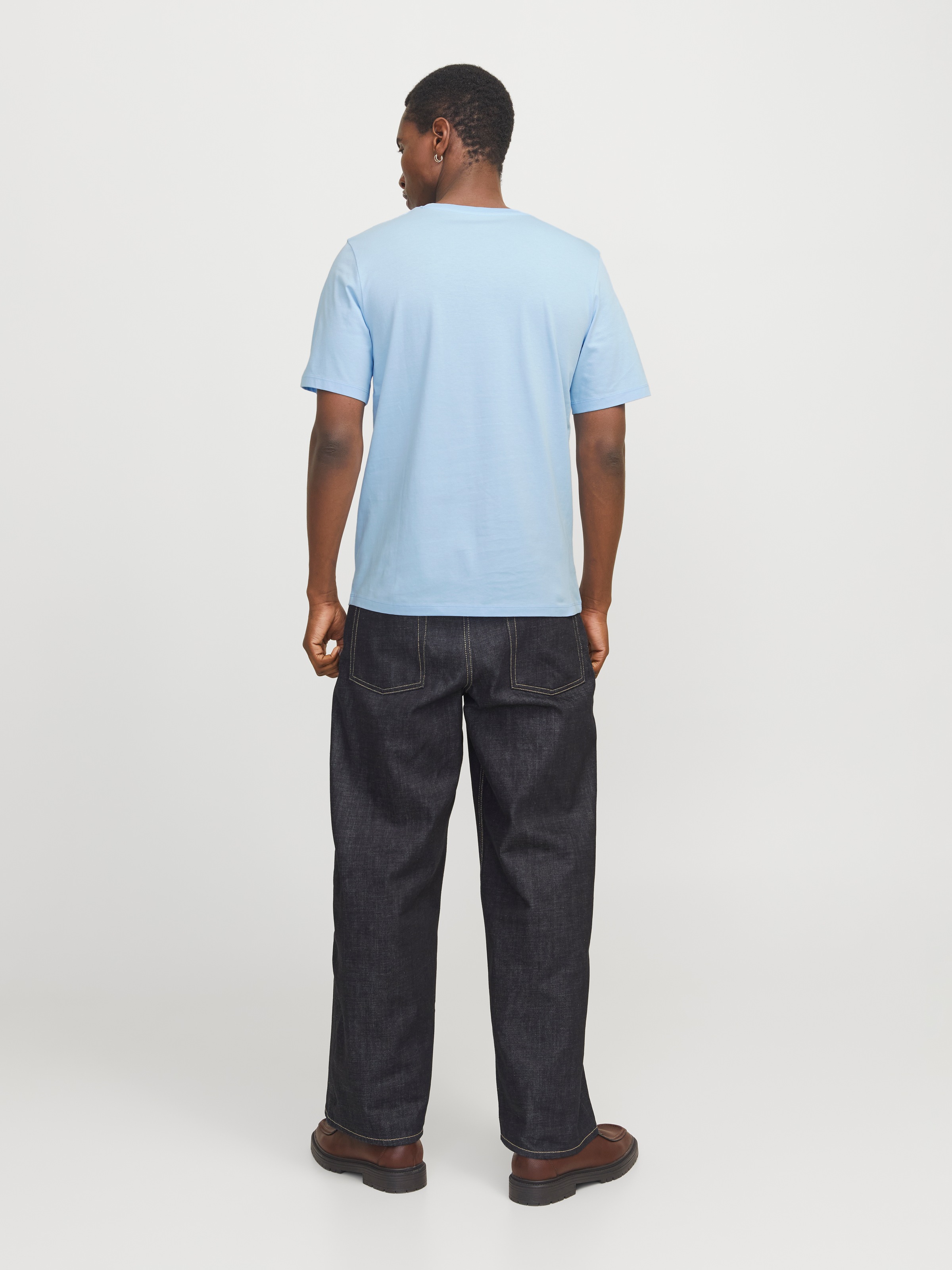 Jack & Jones Rundhalsshirt »JJEPAULOS TEE SS CREW NECK NOOS«, mit Logo Stickerei