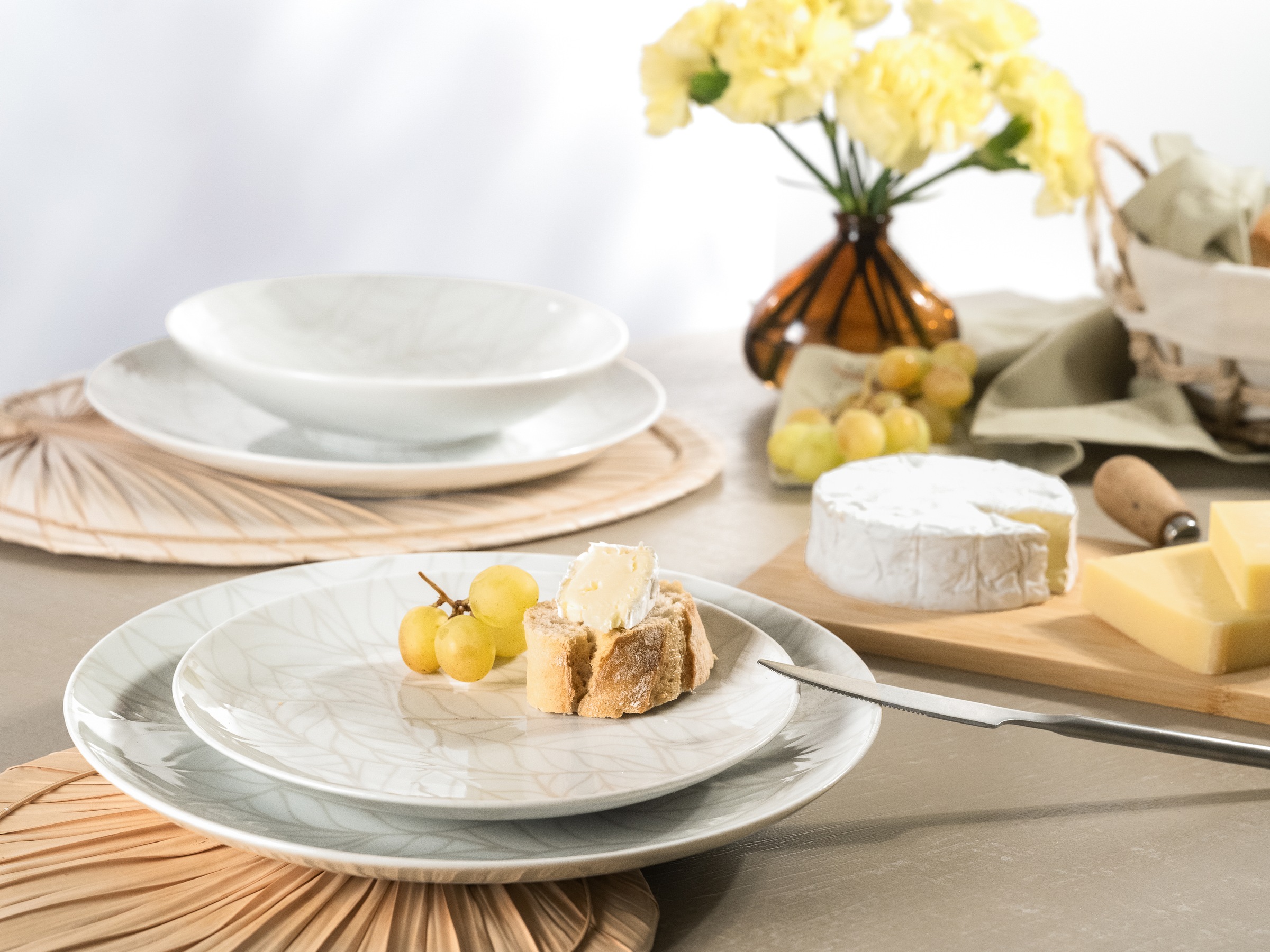 CreaTable Teller-Set »Geschirr-Set Home - Blätter«, (Set, 12 tlg., Tafelservice für 4 Personen), Service, weiß, Used-/Vintage-Look, 12 Teile, für 4 Personen