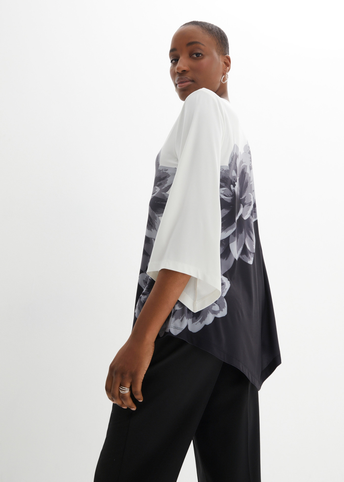 bonprix Tunikashirt loose fit, 3/4-Ärmel, mit spitz zulaufendem Saum, pflegeleicht