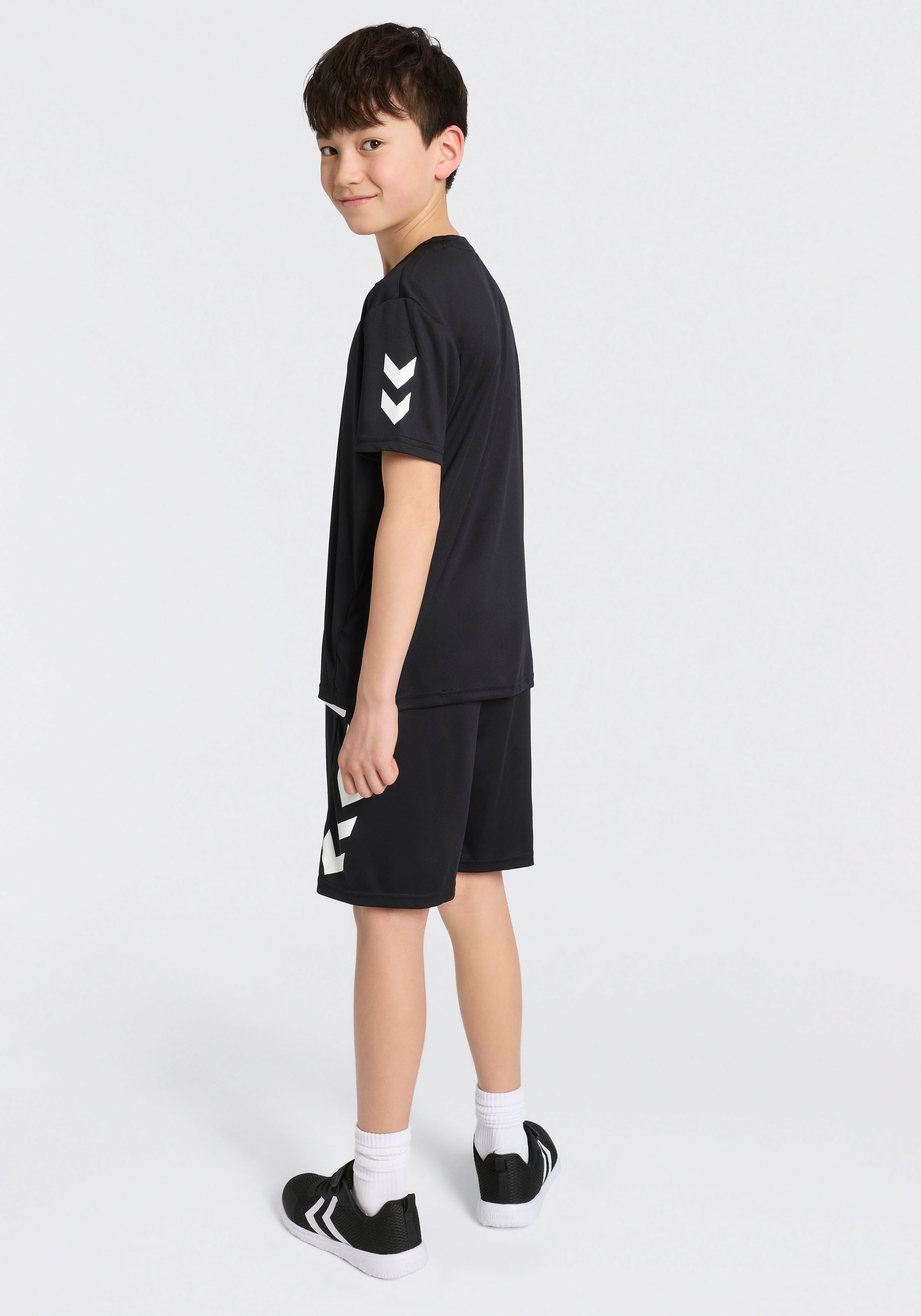 hummel T-Shirt & Shorts »HMLLOGO SET KIDS« Set, 2, 2 Stk. mit elastischem Bund, aus Polyester, pflegeleicht, sportlicher Stil