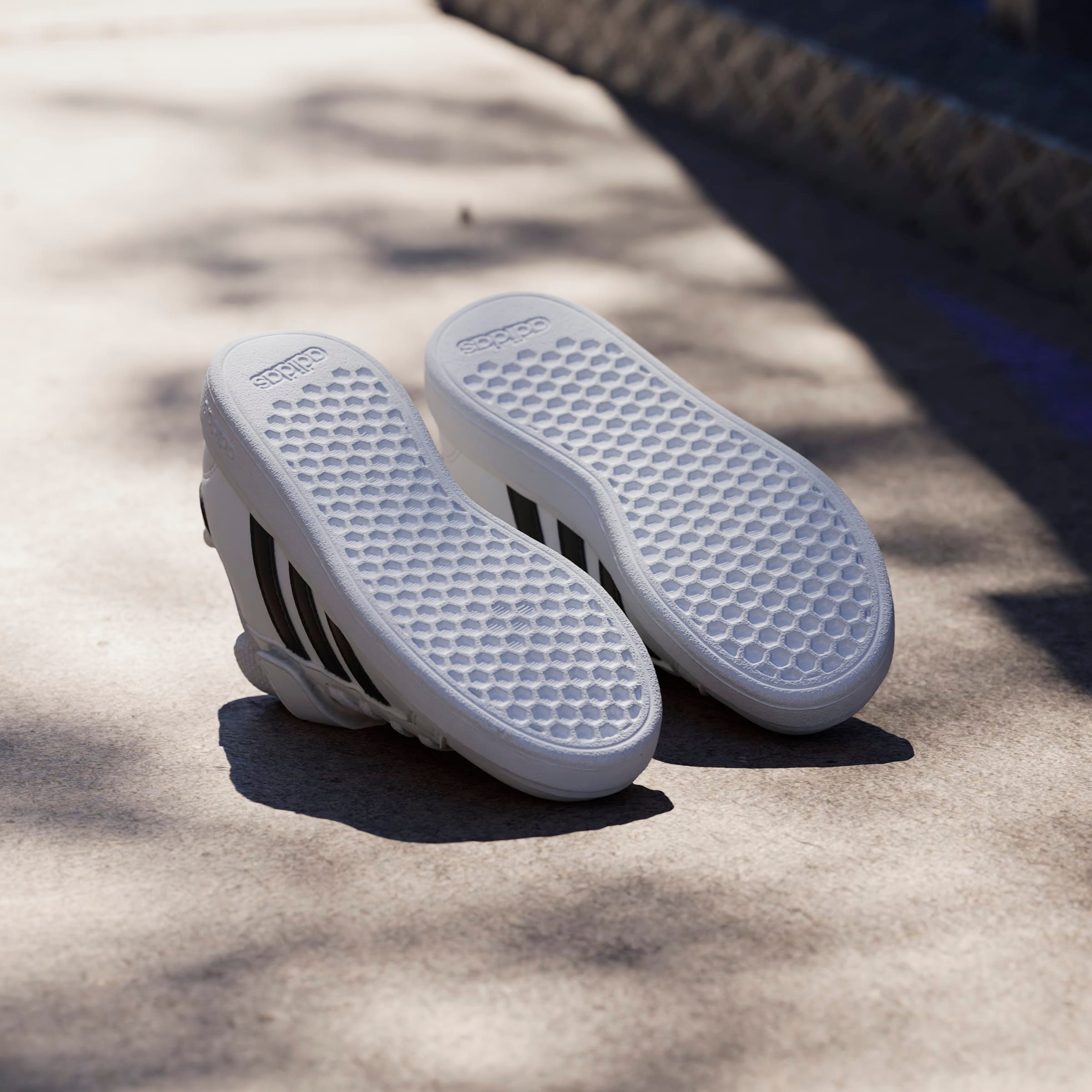adidas Sportswear Sneaker »GRAND COURT 2.0 KIDS«, Design auf den Spuren des adidas Superstar