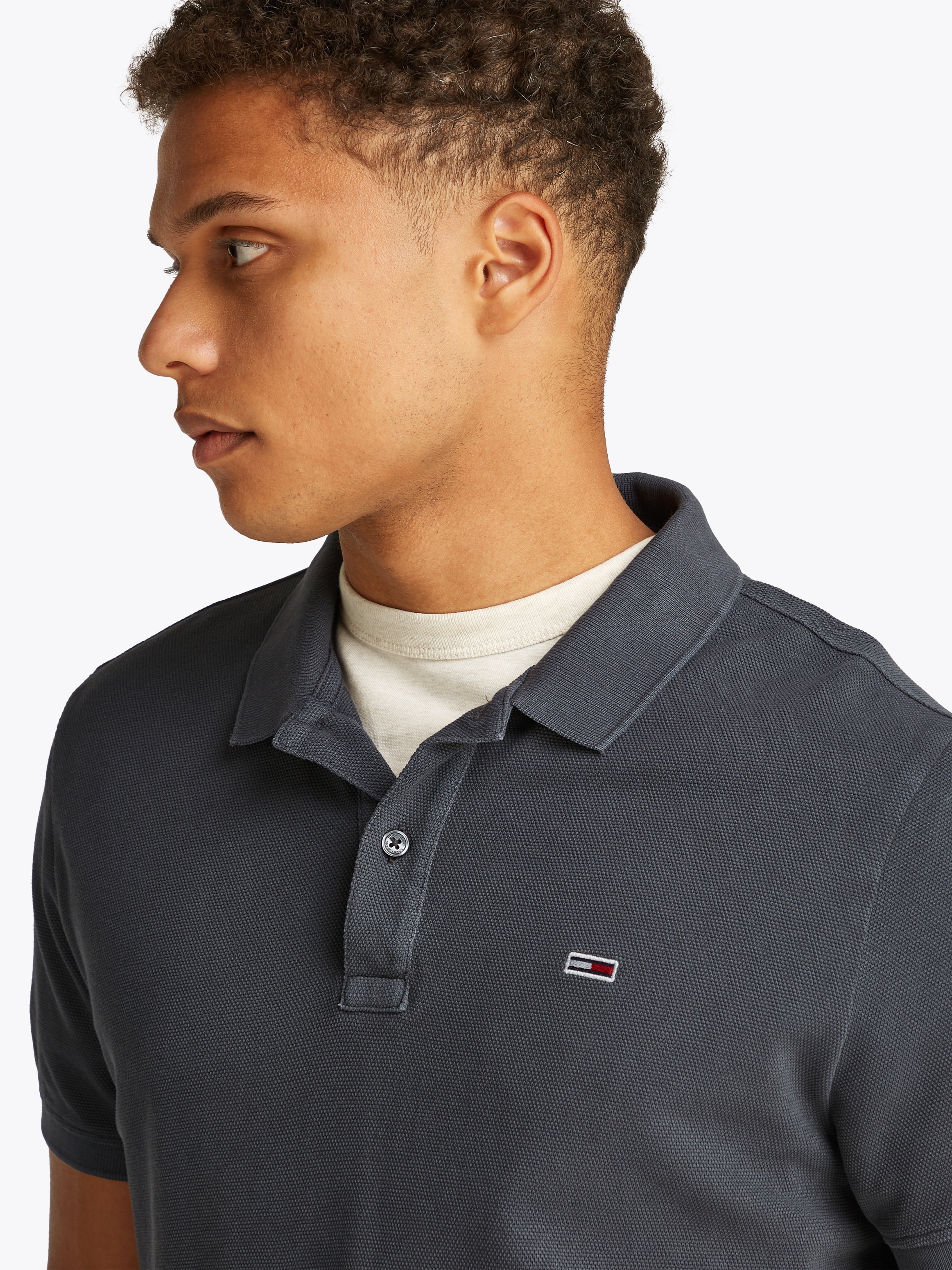 Tommy Jeans Poloshirt »TJM SLIM ESSENTIAL GD POLO SS«, mit Logostickerei
