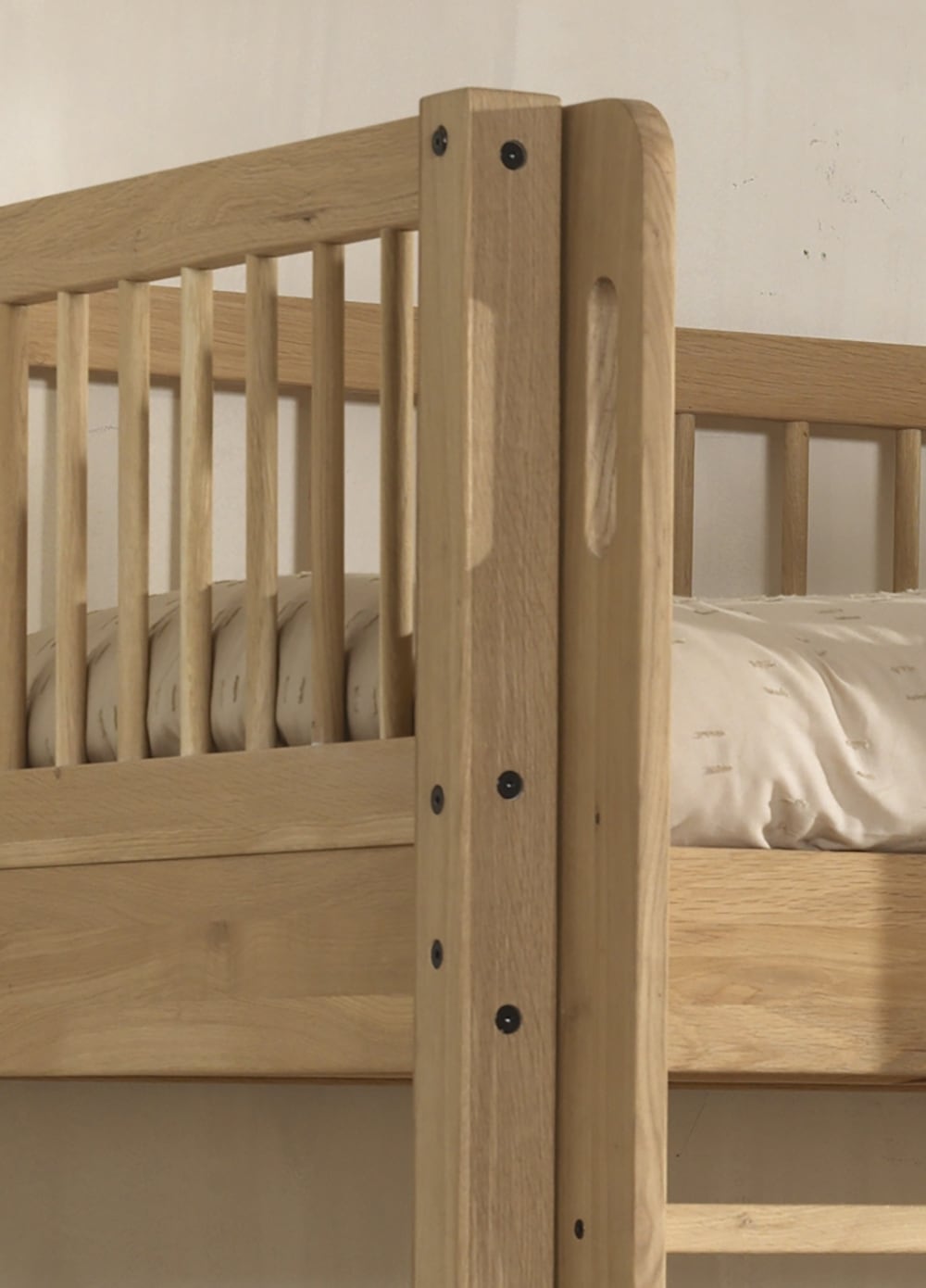 Home affaire Etagenbett »Eiche massiv, Made in Europe, langlebige Qualität«, (B/H/T ca. 208x176x98cm, Schublade+unterer Rausfallschutz optional), 2 Lattenroste, wahlweise mit oder ohne Bettschublade und Absturzschutz