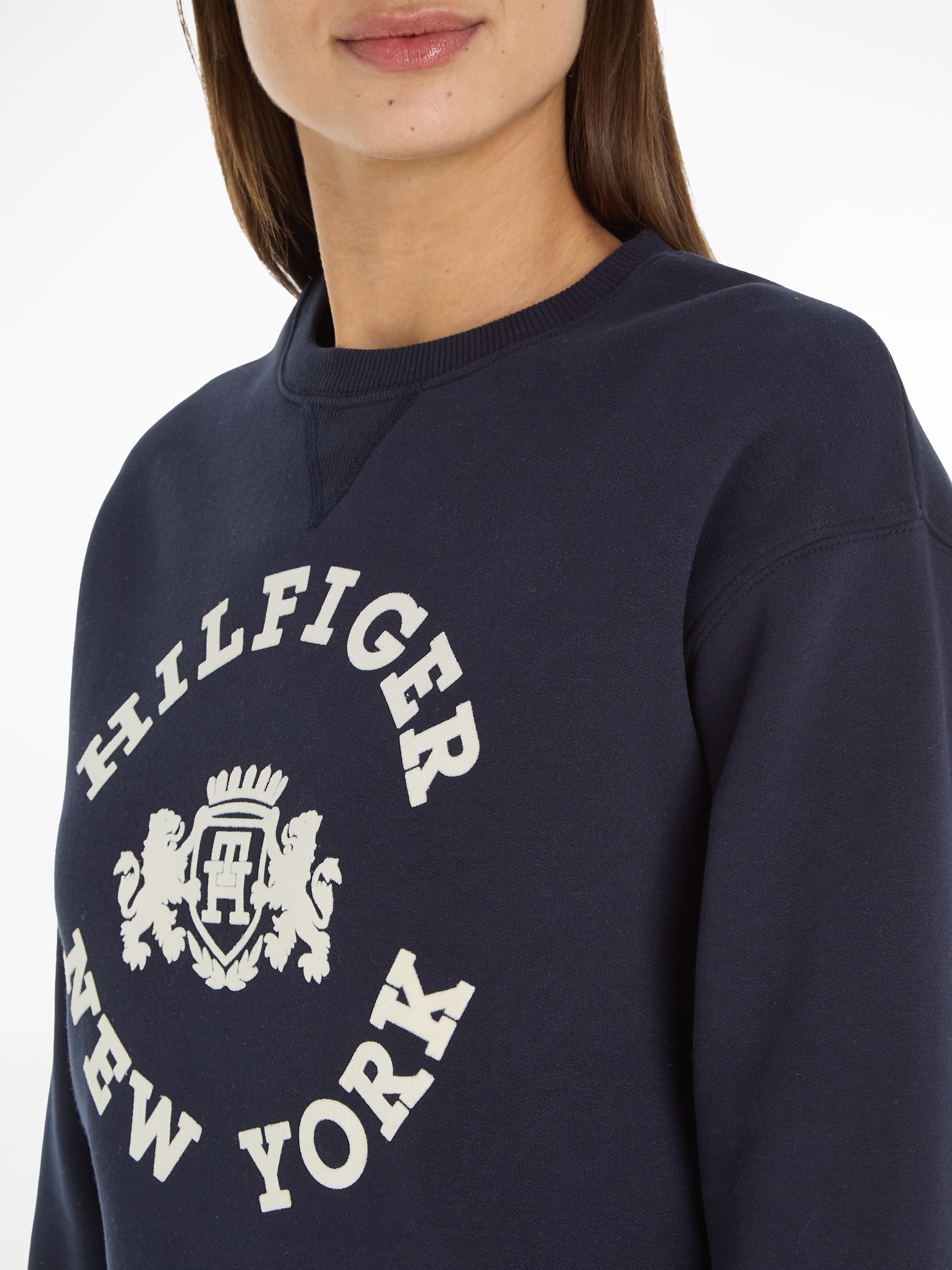 Tommy Hilfiger Sweatshirt »MDN mit FLOCK Shop im OTTO Online SWEATSHIRT«, großem REG VARSITY Markenlogo