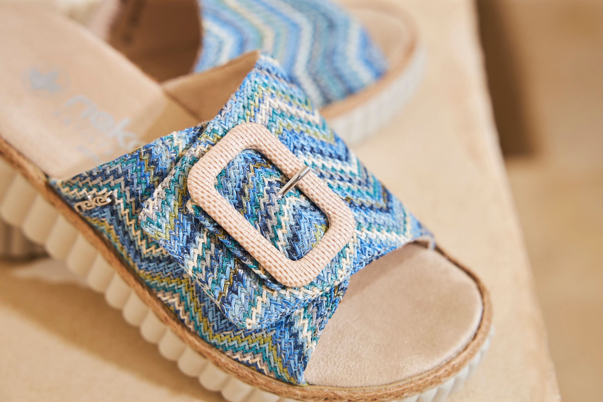 Rieker Keilpantolette, Sommerschuh, Strandschuh, Hausschuh mit praktischem Klettverschluss