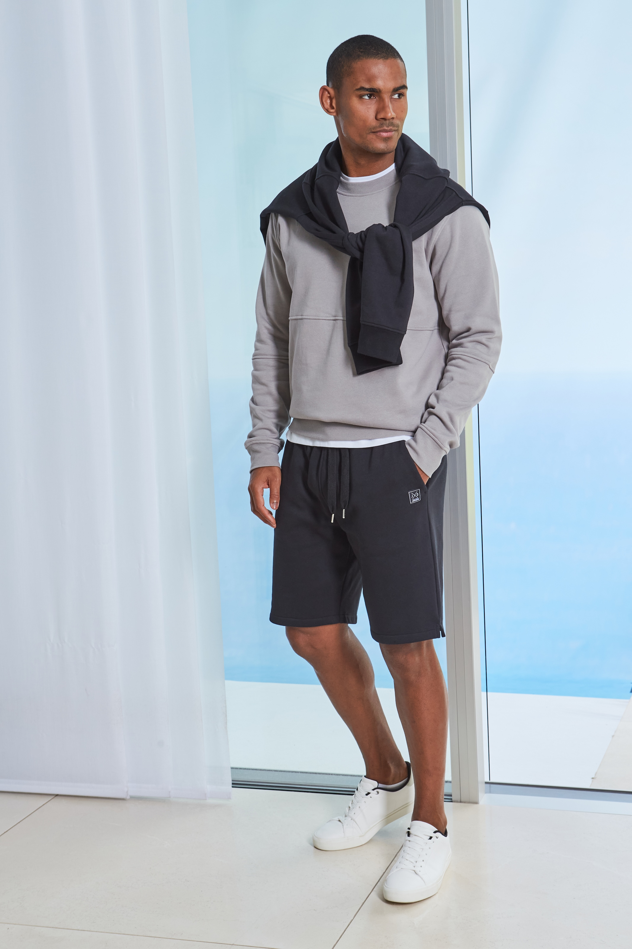 John Devin Sweatshorts »- kurze Hose aus innen angerauter Sweatware«  mit breiter Kordel und seitlichen Taschen