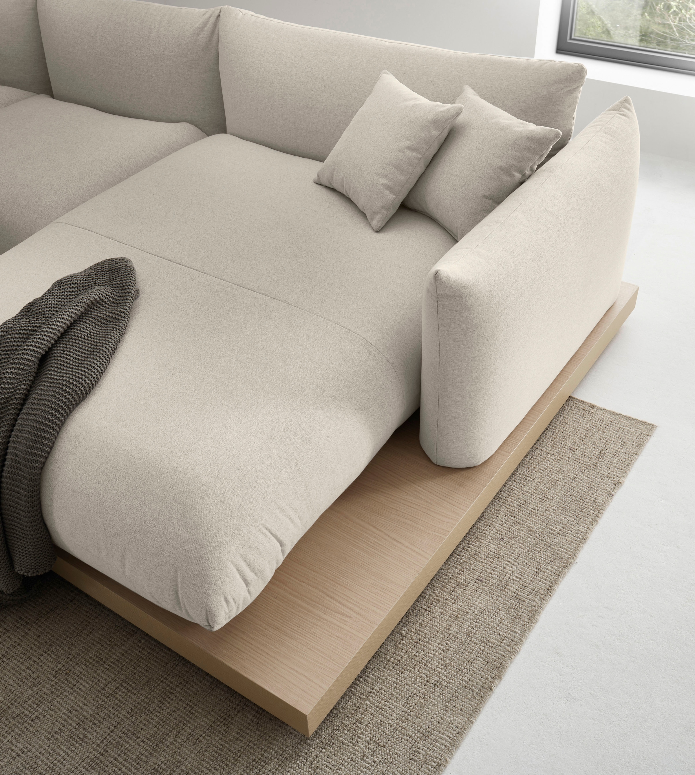 OTTO home Ecksofa »Kalix, Polsterecke mit kräftigem Holz-Plateau, moderne Couch in L-Form«, wahlweise Recamiere links o. rechts, Strukturstoff, hoher Sitzkomfort