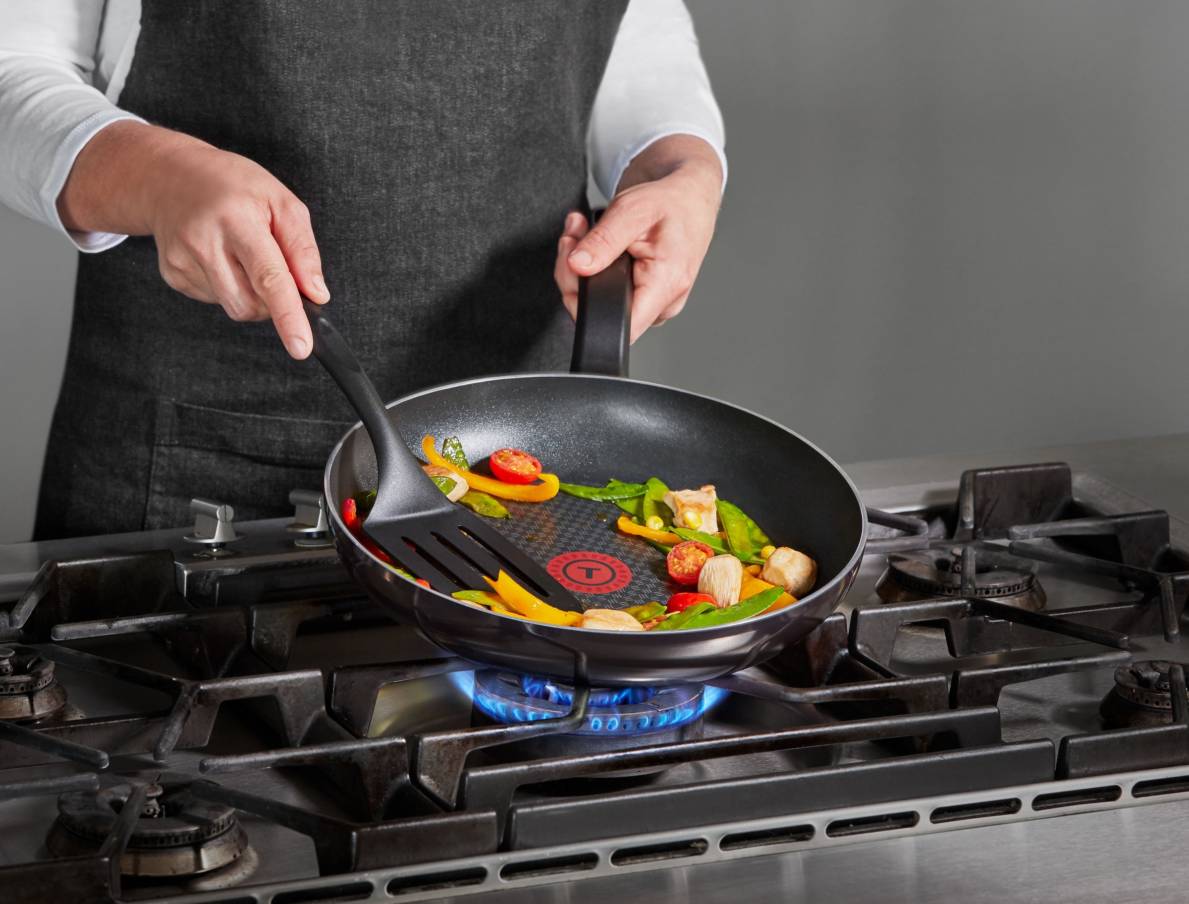 Tefal Bratpfanne »Resist, sichere Titanium Antihaftversiegelung«, Aluminium, Thermo-Signal bei idealer Brattemperatur, nicht induktionsgeeignet