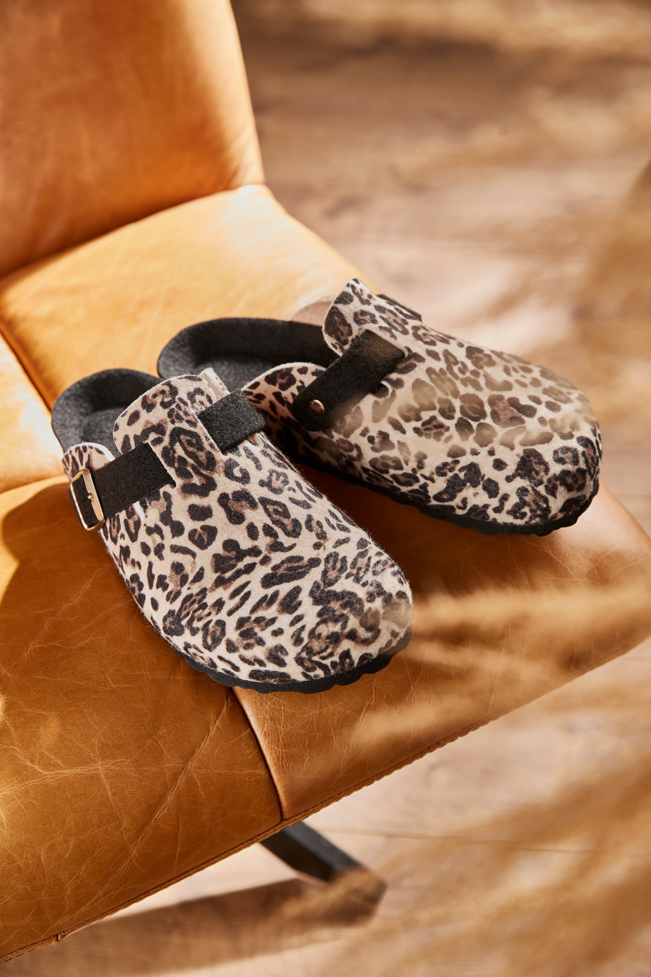 Aniston SHOES Clog  Clog, Hausschuh, Homeslipper, verstellbare Schnalle - NEUE KOLLEKTION