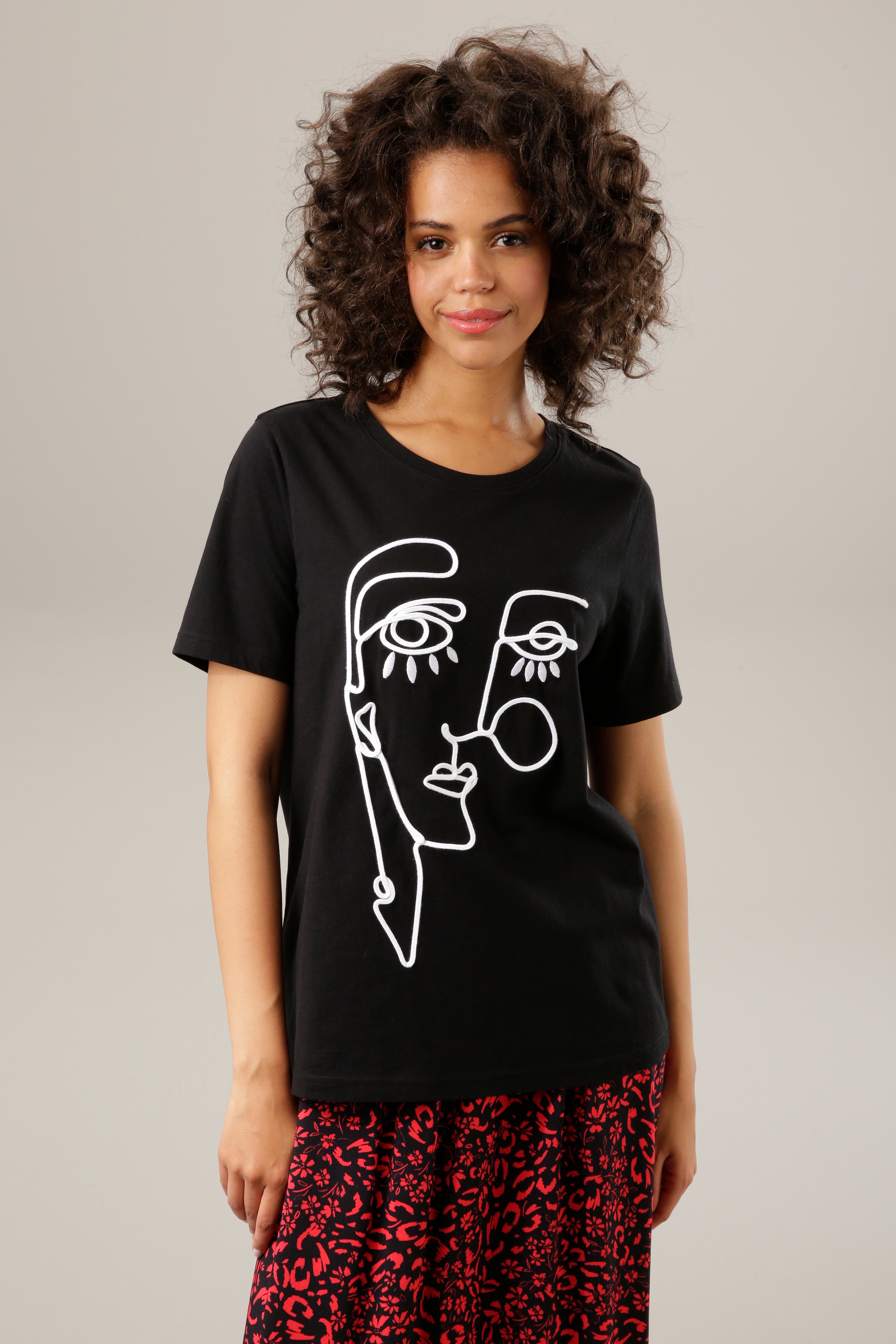 kunstvollem mit CASUAL Shop OTTO T-Shirt, Stickerei Online und im aus kaufen Aniston Kopf Kordel