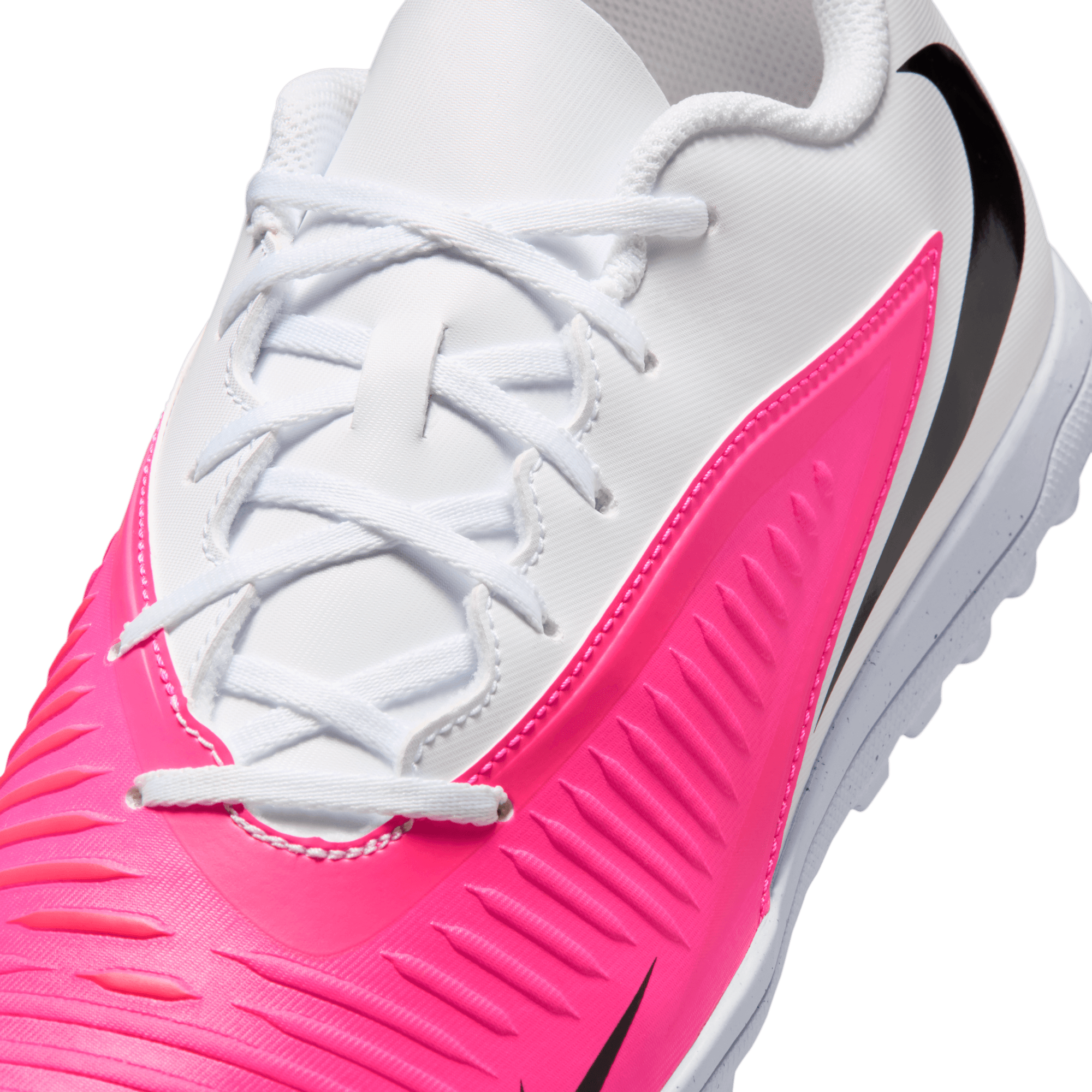Nike Fußballschuh »PHANTOM 6 LOW CLUB TF T«  Ideal für den Einsatz auf kurzen Kunstrasenplätzen