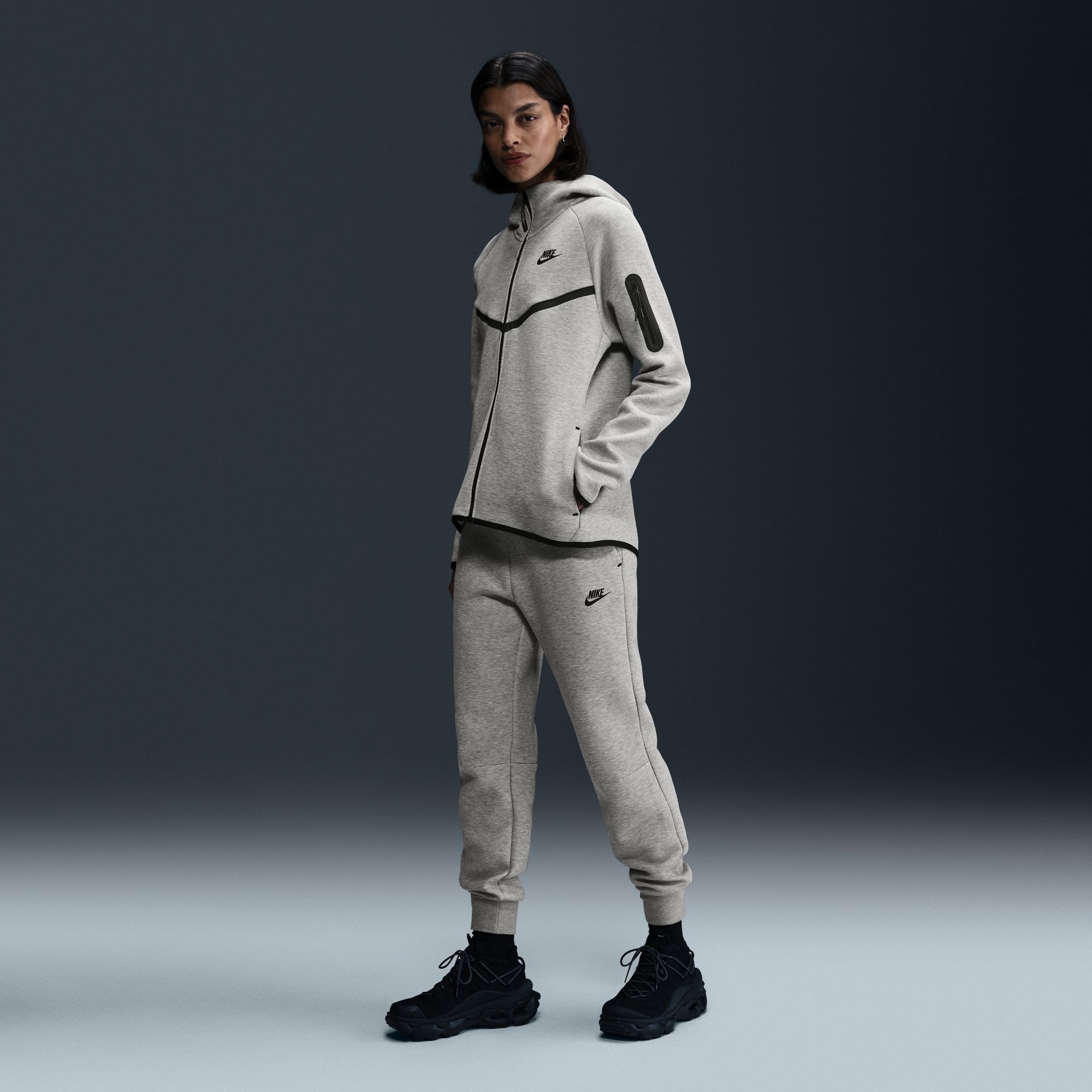 Nike Sportswear Sporthose »W NSW TCH FLC MR JGGER 2«  schnell trocknendes Material, atmungsaktiv, mit Kordelverschluss