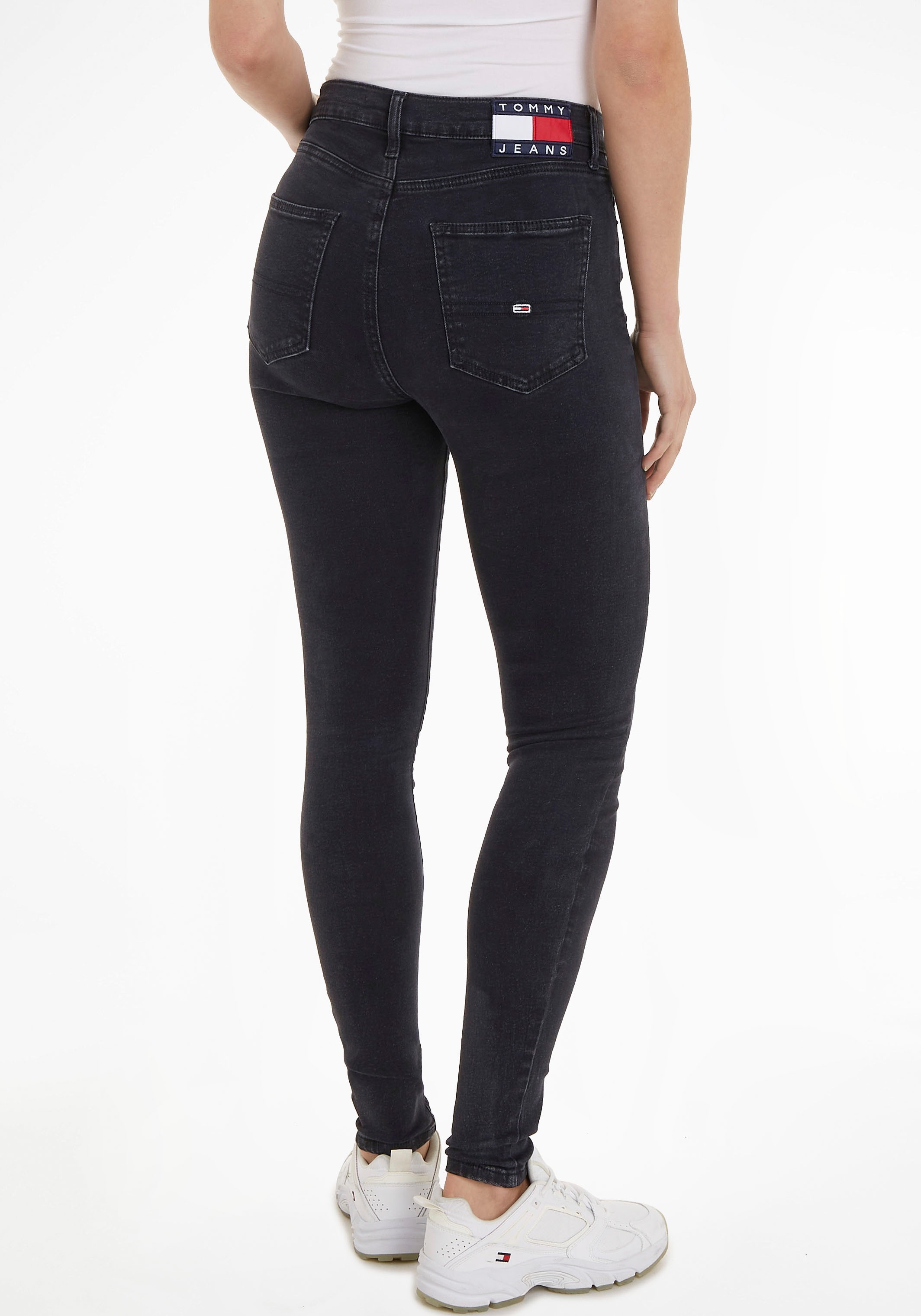 Jeans im Online Skinny-fit-Jeans mit SYLVIA »Jeans und SSKN Labelflags Logobadge HR Shop CG4«, OTTO Tommy